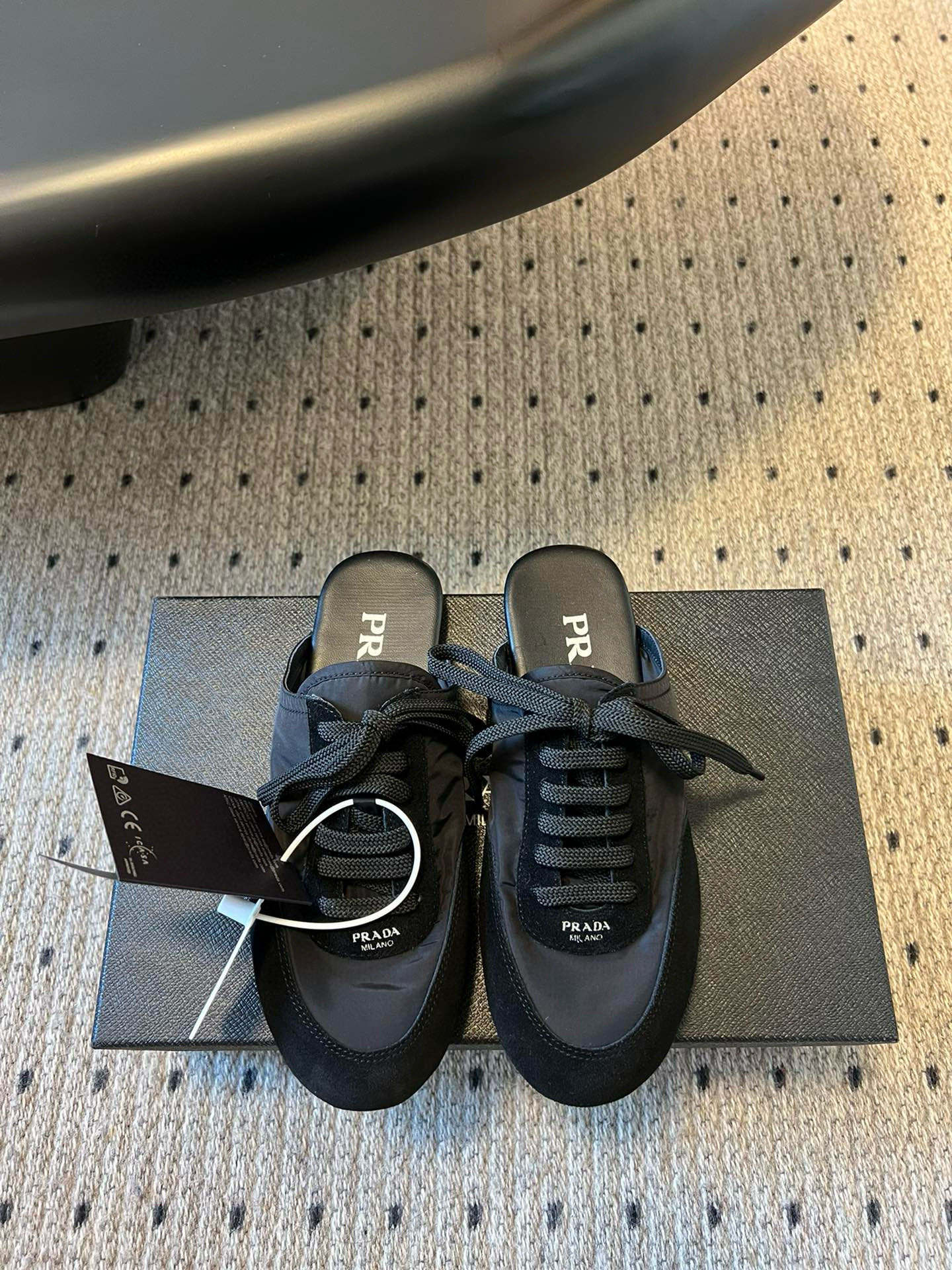 NO:462223,Purchasing grade Prad* Prada catwalk style lightweight thin bottom new half-todd training large-sole open mold TPU!  No rubber!  The suede on the upper has a textured texture, wrapped in sheepskin inside, soft and glutinous. The insole is thickened with lambskin, which is extremely comfortable to wear, supports and is wrapped well. The shoe shape is full of wrapping, and it is light and easy to wear, a practical casual shoe that looks tall and long legs!  White is clean and refreshing, needed all year round, and can be easily controlled with skirts and pants. Upper imported suede/original mold opening fabric, inner sheepskin, outsole TPU sole!  Different from cheap rubber bottoms on the market!  Size 35/41 (40.41 custom made without return or exchange), casual shoes/sports shoes semi-trailer, prada, prada, sneakers, skirts, sheepskin, chamois leather19860909代购级 Prad* 普拉达 走秀款轻便薄底新款半托德训 大底开模TPU！不做橡胶！鞋面麂皮有肌理感,内里羊皮包裹,软软糯糯的.鞋垫加厚小羊皮,踩上去无比舒适,有支撑感,又包裹得很好的感觉 鞋型包裹感十足,轻便好穿实用的一款休闲鞋,显高显大长腿！ 白色干净清爽,一年四季都需要,配裙子,裤子都能轻松驾驭  鞋面进口麂皮/原版开模布料 内里羊皮 大底TPU大底！区别市面廉价橡胶底！ 码数35/41（40.41定做不退不换）,休闲鞋/运动鞋半拖,prada,prada,sneakers,skirts,sheepskin,chamois leather,Women's Shoes