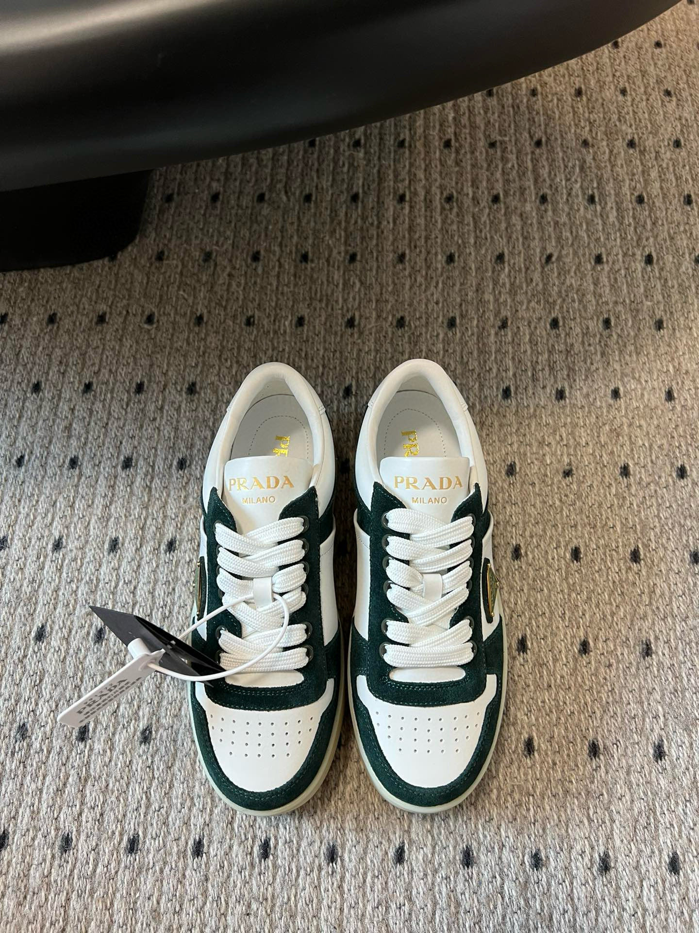 NO:165241,prad* 25ss P home 25 spring and summer thick-soled white shoes (German training style) Suede and glossy leather splicing contrast color, good detail, triangle embellishment, simple and high-end!  The key is that the legs are long and the legs are easily lengthened!  Size 35/41 (40.41 custom made without return or exchange), casual shoes/sports shoes, prada, sneakers, chamois leather19860909prad* 25ss p家25春夏厚底小白鞋（德训风格） 麂皮和光面皮拼接撞色,细节感跟好 三角标点缀,简单高级！关键上脚超显腿长,轻松拉长腿部显腿！ 码数35/41（40.41定做不退不换）,休闲鞋/运动鞋,prada,sneakers,chamois leather,Women's Shoes