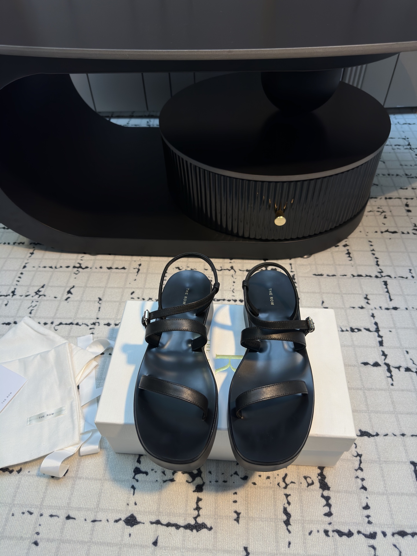 NO:263158,the row 2025 latest thick-soled sandals. A young brand from the United States, needless to say, it is one of the most popular brands in the past two years. The spring and summer season is coming. I feel that sandals are about to become popular!  Whether it is paired with jeans, linen leg pants or skirts, it can be very eye-catching!  Must buy a pair. Upper sheepskin original leather outsole size 35/40 (40 custom made without return or replacement), sandals, sandals, skirts, jeans, sheepskin, Leather soles19860909the row 2025年最新款厚底凉鞋 来自美国的年轻品牌,这不用多说,是近两年最火之一的品牌,春夏的季节就要到了 凉鞋我感觉即将要爆火！无论是配牛仔裤,亚麻腿裤还是裙子都可以很亮眼！必须入手一双. 鞋面羊皮 原版真皮大底 码数35/40（40定做不退不换）,凉鞋,sandals,skirts,jeans,sheepskin,Leather soles,Women's Shoes