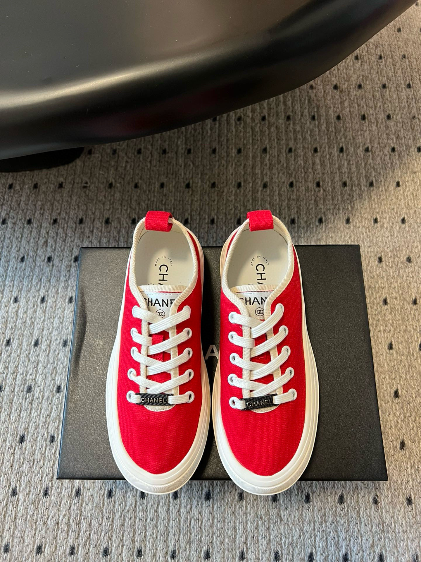 NO:165271,Chanel hidden medieval canvas shoes full of Vintage, medieval replica style get~ Canvas shoes are suitable for spring and summer, black and white splicing is very Chanel. It is very retro college-like with socks. Upper canvas, outsole rubber sole, size 35/39, casual shoes/sports shoes, chanel, chanel, sneakers, socks19860909Chane* 香奈儿隐藏中古款帆布鞋 Vintage感满满,中古复刻款get啦～帆布鞋适配春夏,黑白拼接就很Chanel.配合袜子就很复古学院的感觉. 鞋面帆布 大底橡胶大底 尺码35/39,休闲鞋/运动鞋,chanel,chanel,sneakers,socks,Women's Shoes