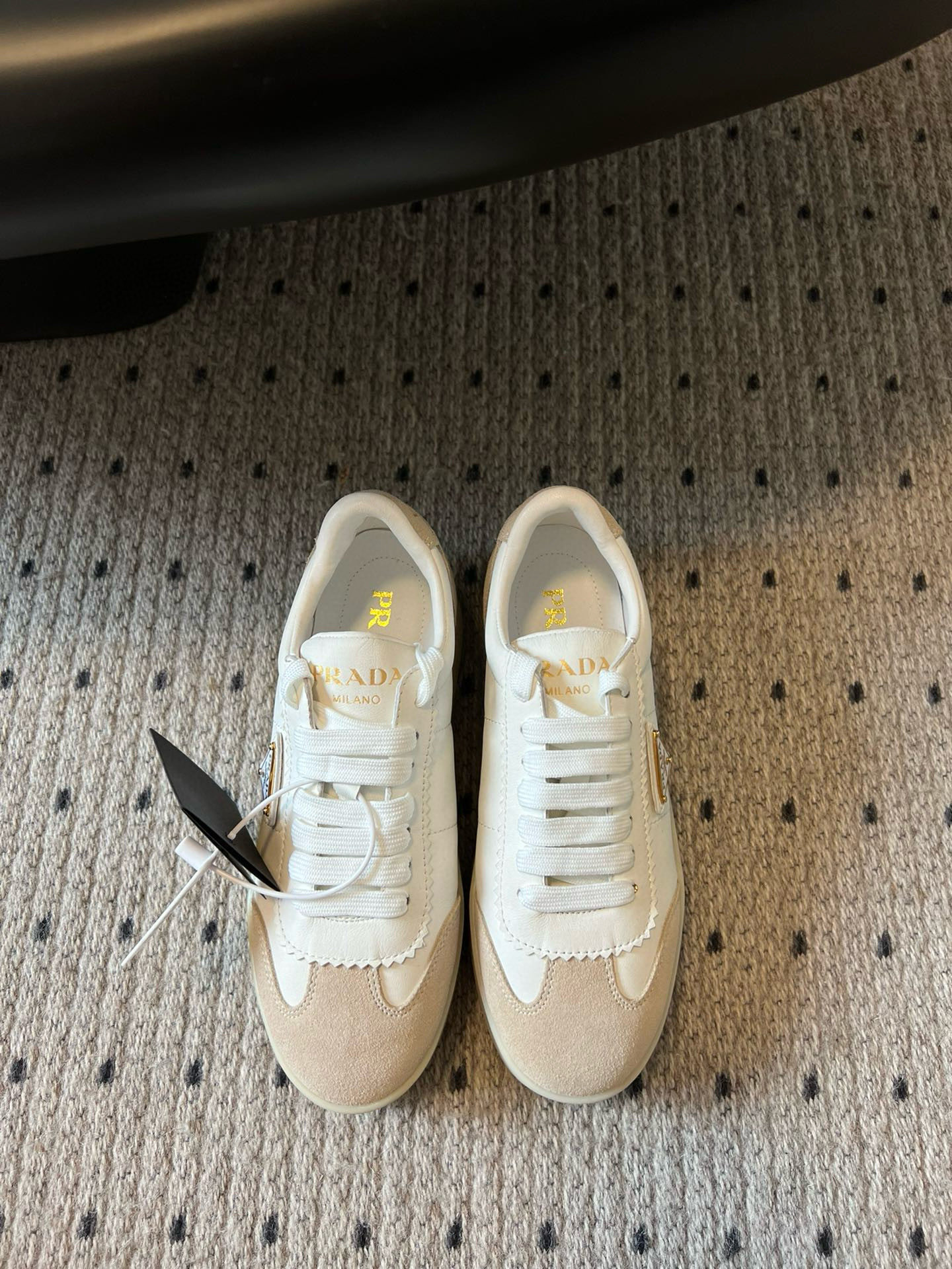 NO:705845,Prad* Prada 25/ Latest Downtown Bold series Thick sole Triangle logo Casual white shoes Sporty design with exquisite details. Made of perforated leather, the personalized thick sole presents a unique modern style. The Prada logo is interpreted from different angles and decorated with the iconic enameled triangle metal logo, highlighting the unique classic style. Exquisite packaging at the delivery counter. Fabric: Original custom imported first-layer cowhide/cow leather. Lining: Soft sheepskin lining.  Outsole: original molded ultra-light foam outsole, sole thickness: 4.5CM, size 35/41 (40.41 customized, non-refundable, non-exchangeable) Price, casual shoes/sports shoes, prada, prada, sneakers, cowhide, sheepskin19860909Prad* 普拉达 25/ 最新Downtown Bold系列 厚底 三角标 休闲 小白鞋 运动风设计搭配精致细节.采用穿孔皮革打造,个性的厚底呈现别具一格的现代风格.通过不同角度演绎Prada徽标,饰有标志性的涂珐琅三角形金属徽标,彰显别具一格的经典格调 配送专柜精美包装 面料: 原版定制进口头层牛皮/牛京 内里: 柔软羊皮里 大底: 原版开模超轻发泡大底 底厚: 4.5CM 码数35/41（40.41定做不退不换） 价格,休闲鞋/运动鞋,prada,prada,sneakers,cowhide,sheepskin,Women's Shoes