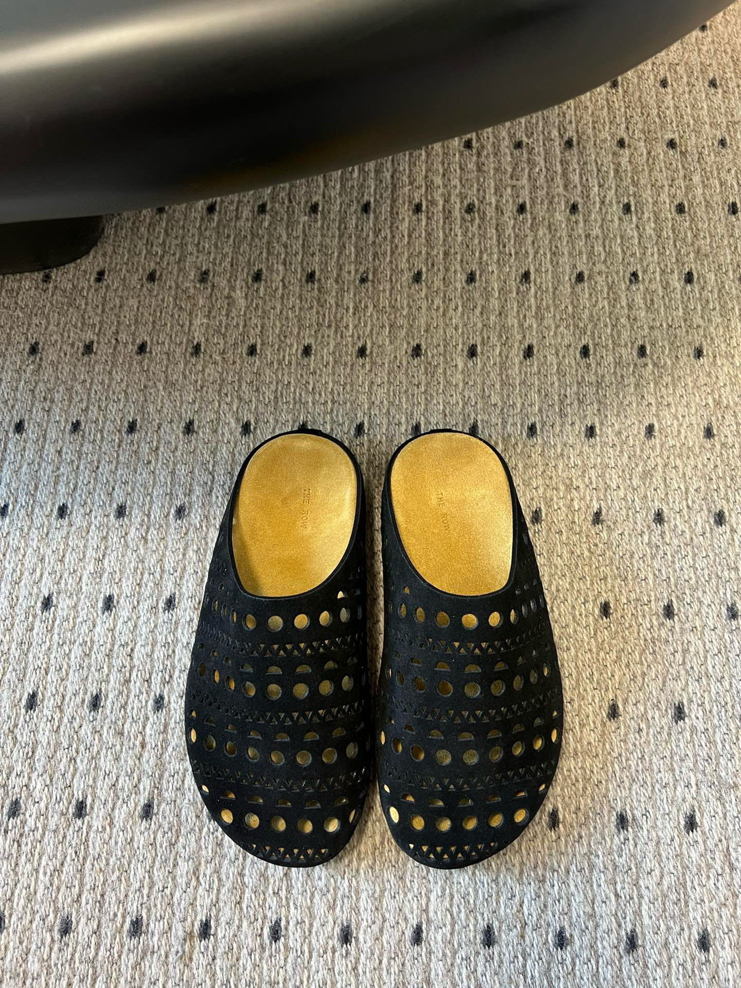 NO:263154,Purchase level The Row 25ss new Baotou Tow Birkendo I fell in love with this shoe at first sight. It looks good with a little retro flavor and is always minimalist. It has no logo embellishment. Simple is high-end. This is definitely a must-have item for fashionable women!  The whole pair of shoes seems simple, but the craftsmanship is difficult. It is made by a full leather case bag, made by the master, super waste, it is comfortable, soft and skin-friendly to wear on your feet. You should not worry about the feeling of your feet. It is inevitable to wear it. If you don’t wear it, you don’t want to take it off when wearing it. If you have high requirements for the feel of your feet, you can close your eyes and enter it. It is simple and versatile!  High mercerized sheep velvet imported from the fabric, delicate and soft, very comfortable and soft, sample open mold and large bottom, size 35/40 (40 custom made without return or replacement), half drag19860909代购级 The Row 25ss新款包头拖 勃肯拖 第一眼看到这个鞋子就爱上了,带点复古味随意搭配都好看,一贯极简风格,没有任何logo点缀,简单即是高级,这款绝对是时髦女性的必备单品！ 整双鞋子看似简单其实工艺很难,采用全皮套包制作工艺,老师傅制作,超级废料,上脚裸穿舒适柔软亲肤,脚感方面完全不可担心,好穿是必然的,穿若无穿的上脚体验,穿上就不想脱的款,对脚感要求高的闭眼入它,简约百搭款！ 面料进口高丝光羊反绒,手感细腻柔软,非常舒适柔软,样板开模大底 码数35/40（40定做不退不换）,半拖,Women's Shoes