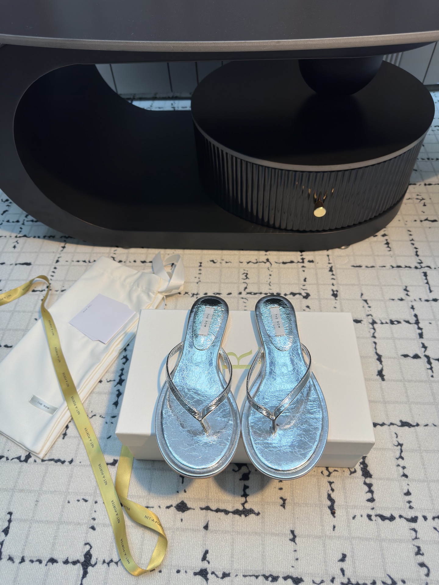 NO:263139,the row 2025 summer new minimalist clip-toe flip flops. Want a pair of slippers that are both stylish and comfortable?  The new minimalist clip-toe flip flops for summer 2025 is here!  Minimalist design, versatile and fashionable, you can easily control whether it is on the beach vacation or on a daily basis!  High-quality materials, soft and comfortable, allowing your feet to enjoy the ease and freedom of the whole day!  Size 35/41 (40.41 custom made without return or exchange), split-toe shoes, slippers19860909the row 2025夏季新款极简夹趾人字拖鞋 想要一双既时尚又舒适的拖鞋吗？2025夏季新款极简夹趾人字拖鞋来啦！ 极简设计,百搭时尚,无论是海边度假还是日常出街,都能轻松驾驭！ 优质材质,柔软舒适,让你的双脚享受一整天的轻松与自在！ 码数35/41（40.41定做不退不换）,分趾鞋,slippers,Women's Shoes