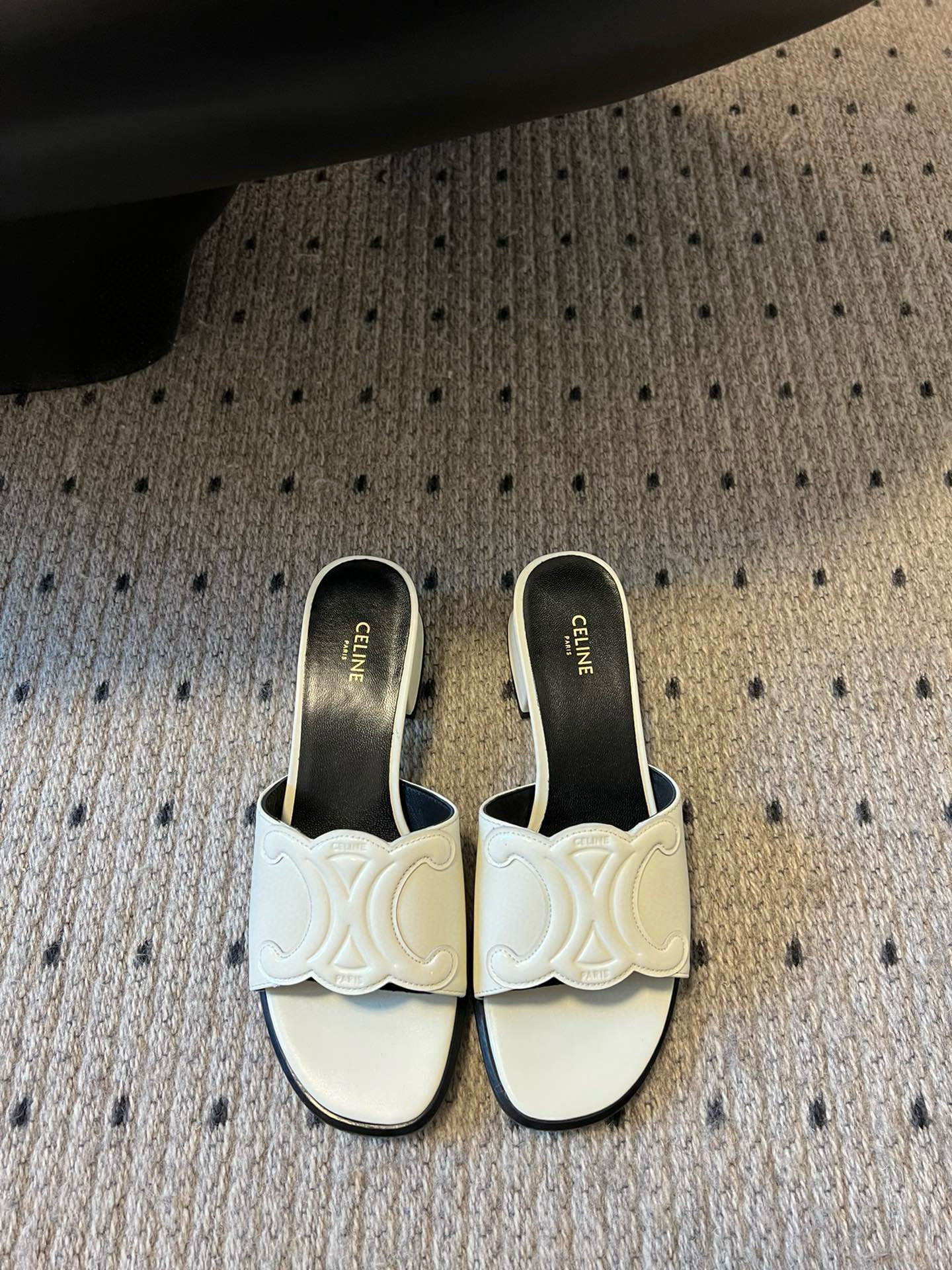 NO:236535,celin* Celin's new Arc de Triomphe Roman heel slippers in early spring and summer. A very high-end Arc de Triomphe design is very brand-recognizable, super beautiful and versatile, and a good girl! Imported patent leather on the upper, imported goatskin in the inner, imported leather outsole, size 35/40 (40 custom made, no return or replacement), slippers, celine, celine, slippers, sheepskin, Leather soles19860909celin* 赛琳早春春夏新品凯旋门罗马粗跟拖鞋 非常高级的一款凯旋门设计极具品牌辨识度,超级好看百搭,好少女! 鞋面进口漆皮 内里进口山羊皮 大底进口真皮大底 码数35/40（40定做不退不换）,拖鞋,celine,celine,slippers,sheepskin,Leather soles,Women's Shoes