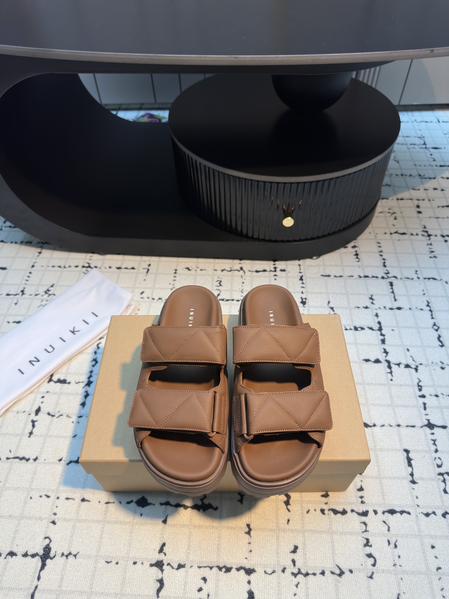 NO:236515,INUIKII 2025 Summer New Velcro Slippers The brand also brings modern sandals suitable for summer wear while designing winter boots. INUIKII focuses on traditional production craftsmanship and the beauty of details. All shoe items are handmade from high-quality materials. The upper is made of imported soft sheepskin, which is soft and skin-friendly, and wraps your feet lightly like cotton, bringing the ultimate wearing experience. High-quality sheepskin is selected inside, which is breathable and sweat-absorbing, keeping your feet dry and comfortable, and you can enjoy the feeling of walking even if you walk for a long time. The foamed material of the sole is combined with wear-resistant velvet light sole, which is light and flexible, effectively reducing the burden of walking. The 4.5cm sole height is just right, lengthening the leg lines, making it more elegant!  Size 35/40 (40 custom made without return or replacement), slippers, sandals, boots, slippers, sheepskin19860909INUIKII2025夏季新款魔术贴拖鞋 该品牌在设计冬季靴子的同时也带来了适合夏季穿着的现代感凉鞋.INUIKII将其重点放在传统制作工艺与细节之美之上,所有鞋履单品均由高品质的材料手工制作而成. 鞋面采用进口软羊皮打造鞋面,柔软亲肤,如同棉花般轻盈包裹双脚,带来极致的穿着体验 内里内里选用优质绵羊皮,透气吸汗,保持双脚干爽舒适,即使长时间行走也能享受如履平地的感觉 大底发泡材质结合耐磨绒轻便鞋底,轻盈柔韧,有效减轻行走负担,4.5cm的鞋底高度恰到好处,拉长腿部线条,更显优雅气质！ 尺码35/40（40定做不退不换）,拖鞋,sandals,boots,slippers,sheepskin,Women's Shoes