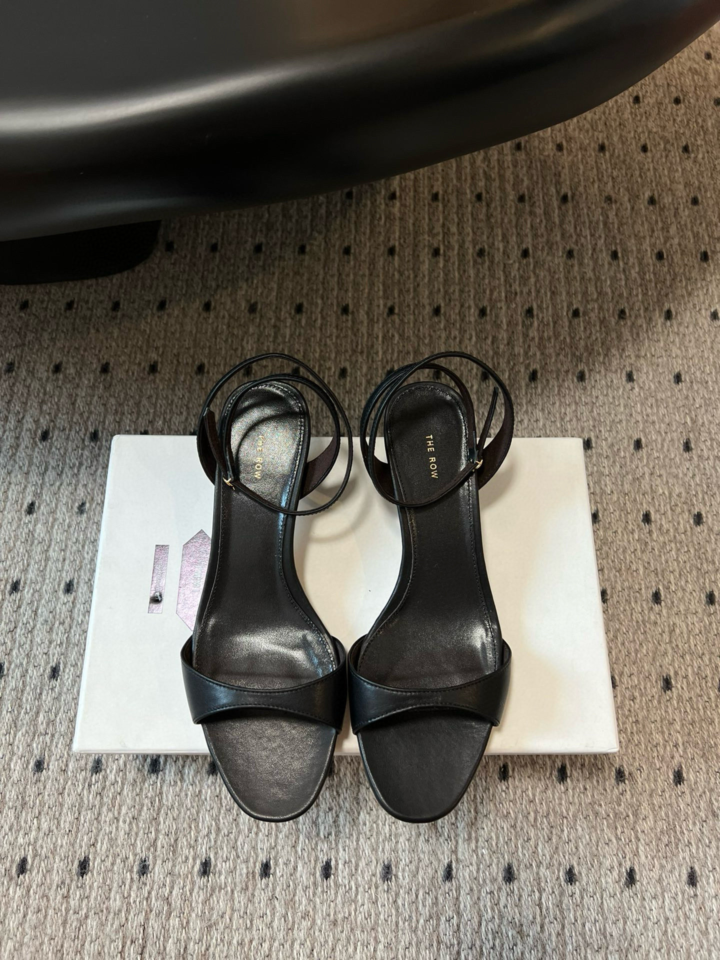 NO:263136,The Row 25ss kitten and simple open-toe lace-up sandals are so simple and fashionable!  There is no unnecessary design. It has a high-end and simple feeling, in fact, in addition to being good-looking, its comfort is really easy to wear so much that it is hard to take off!  Match with jeans, suit pants, skirts are not inconsistent, original fabric cowhide, footbed sheepskin, sole genuine leather outsole, size 35/40 (40 custom made, no return or replacement), sandals, sandals, skirts, jeans, business suit, cowhide, sheepskin, Leather soles19860909The Row 25ss小猫跟简约露趾系带凉鞋 太简约时髦啦！没有一丢丢多余的设计 有一丢高级又简约的感觉其实除了好看以外它的舒适度真的是好穿到舍不得脱下来啦！ 搭配牛仔裤 西装裤 半身裙都毫无违和感 面料原版牛皮 垫脚羊皮 鞋底真皮大底 码数35/40（40定做不退不换）,凉鞋,sandals,skirts,jeans,business suit,cowhide,sheepskin,Leather soles,Women's Shoes