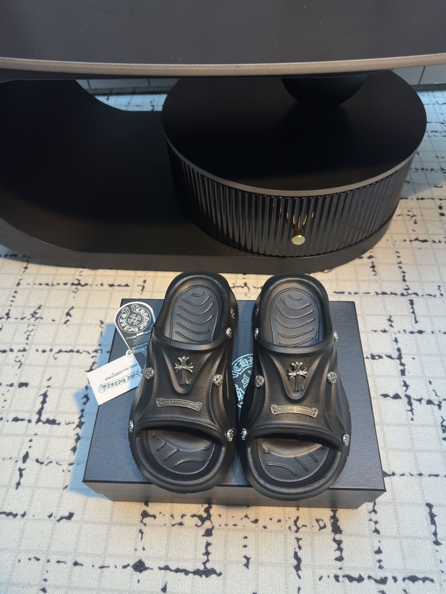 NO:265394,ChromeHearts 25ss The most popular lazy slippers this summer, Korean fashion summer fashion semi-trailer, high-end, atmospheric and high-end, is more suitable for lazy people. They wear it with one foot, without having to start, convenient and fast Rubber integral molding/original accessories/6.5cm Size 36-37 38-39 40-41 (only one size smaller) (hot pure running volume without bargaining), slippers, chrome hearts, chrome hearts, slippers19860909ChromeHearts 克罗心 25ss 今夏最流行的懒人拖鞋,韩版潮流夏季时尚半拖 高端大气上档次外,更适合懒人族们,一脚蹬就穿好了,都不用动下手,方便快捷 橡胶一体成型/原版配饰/6.5cm 码数36-37 38-39 40-41（偏小一码）（爆款纯跑量不议价）,拖鞋,chrome hearts,chrome hearts,slippers,Women's Shoes