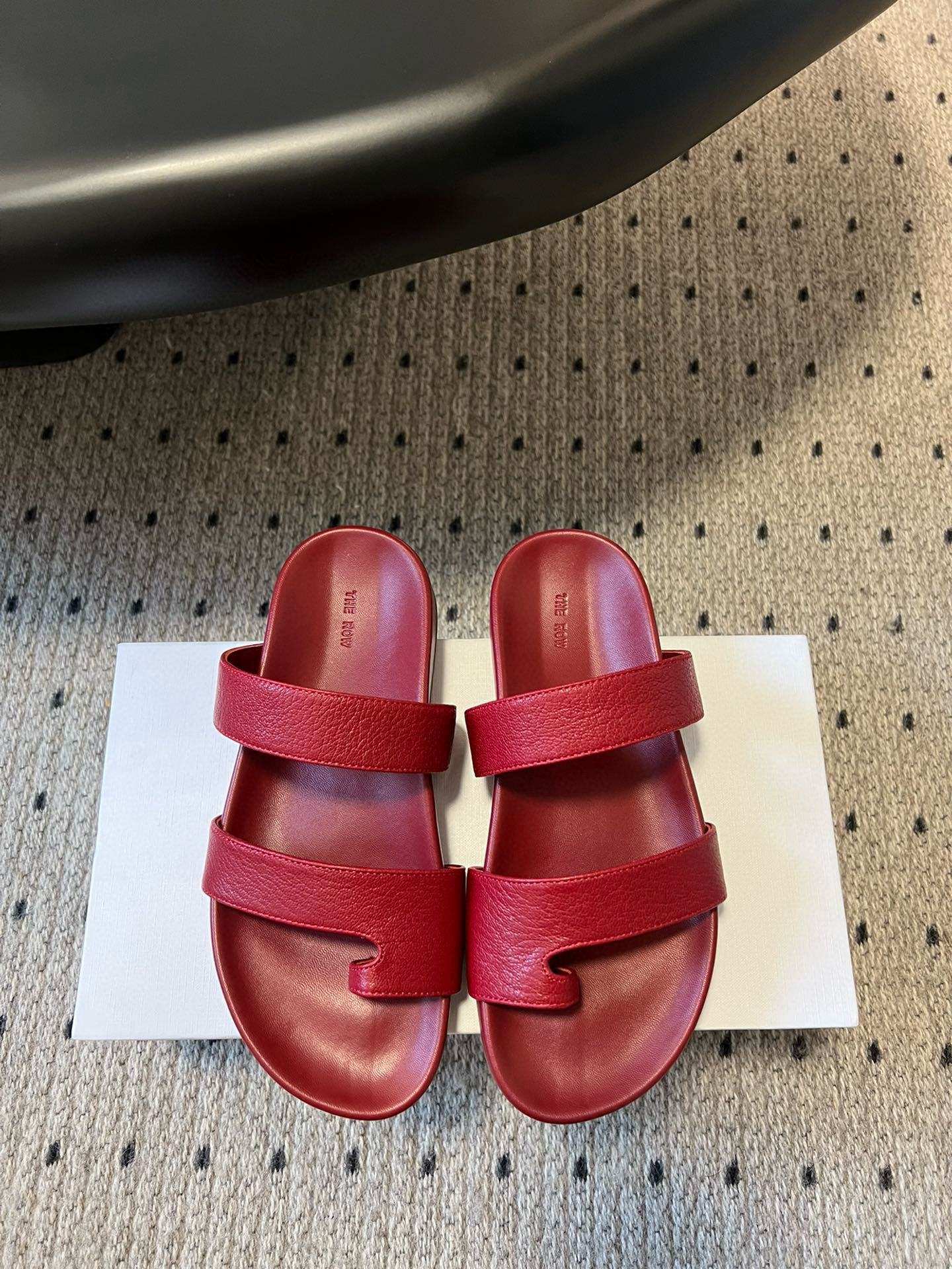 NO:263134,Purchase grade The row 25ss Spring and summer new simple wrinkle face simple flat sole foot-clip slippers!  Therow's usual minimalist style, clean and neat layout design, no decoration, only the design is the highlight, highlighting temperament and personality!  The upper is made of imported soft cowhide, soft, comfortable and soft!  Original rubber outsole combination with high-end texture!  Size 35/40 (40 custom made without return or exchange), split-toe shoes, slippers, cowhide19860909代购级 The row 25ss 春夏新款简易皱面简易平底 夹脚拖鞋！ Therow一贯的极简风格 干净利落的版面设计 没有任何装饰 仅以设计为亮点 凸显气质和彰显个性！ 鞋面采用进口绵软牛皮 柔软舒适柔软！ 原版橡胶大底组合 高档质感！ 码数35/40（40定做不退不换）,分趾鞋,slippers,cowhide,Women's Shoes