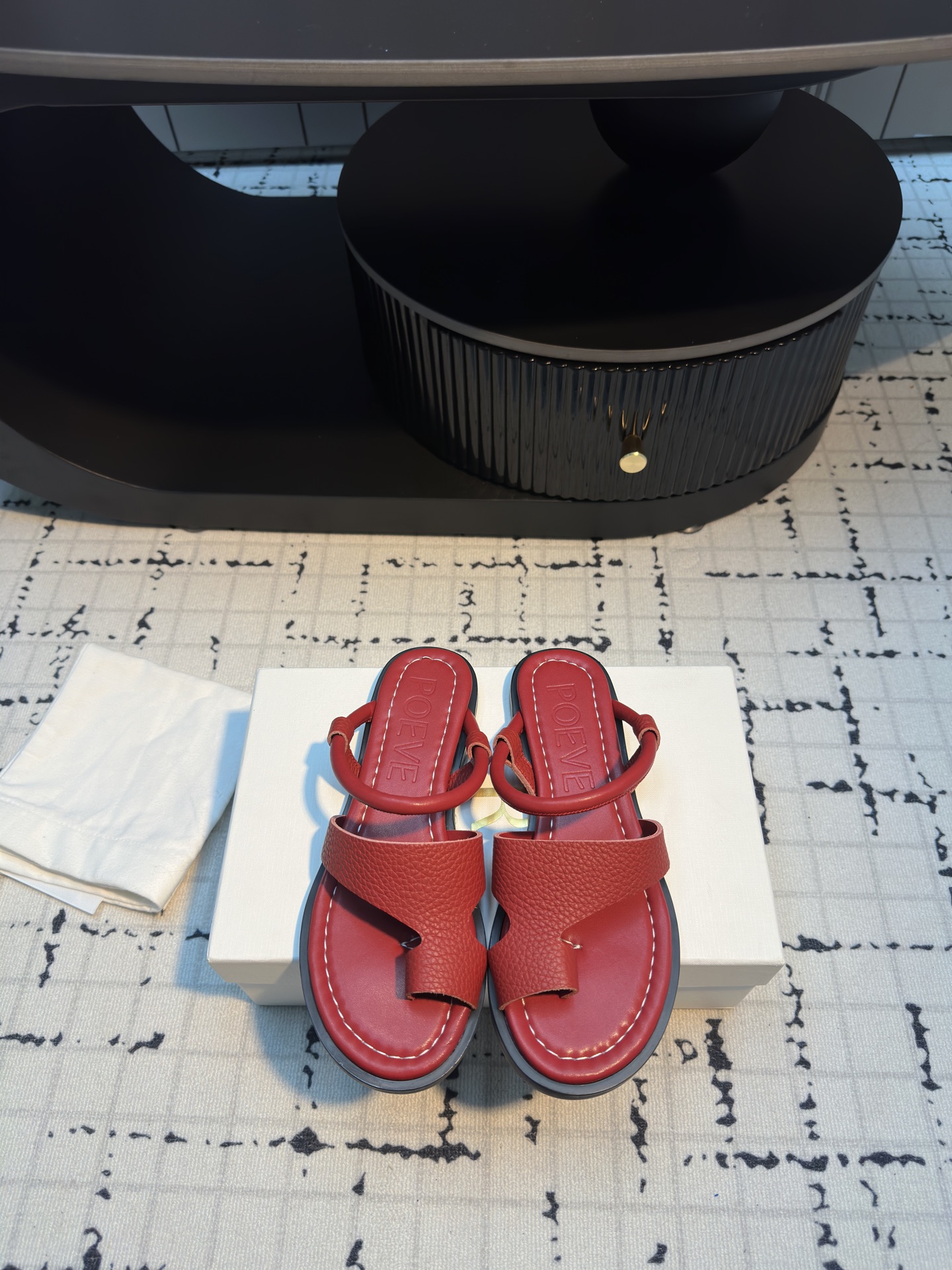 NO:262208,Purchasing grade Poeve 25ss Spring and summer new simple wrinkle and simple flat sole foot-clip slippers!  The consistent minimalist style, clean and neat layout design, no decoration, only the design is the highlight, highlighting temperament and personality!  The upper is made of imported soft cowhide, soft, comfortable and soft!  Original rubber outsole combination with high-end texture!  Size 35/40 (40 custom made without return or exchange), split-toe shoes, slippers, cowhide19860909代购级 Poeve 25ss 春夏新款简易皱面简易平底 夹脚拖鞋！ 一贯的极简风格 干净利落的版面设计 没有任何装饰 仅以设计为亮点 凸显气质和彰显个性！ 鞋面采用进口绵软牛皮 柔软舒适柔软！原版橡胶大底组合 高档质感！ 码数35/40（40定做不退不换）,分趾鞋,slippers,cowhide,Women's Shoes