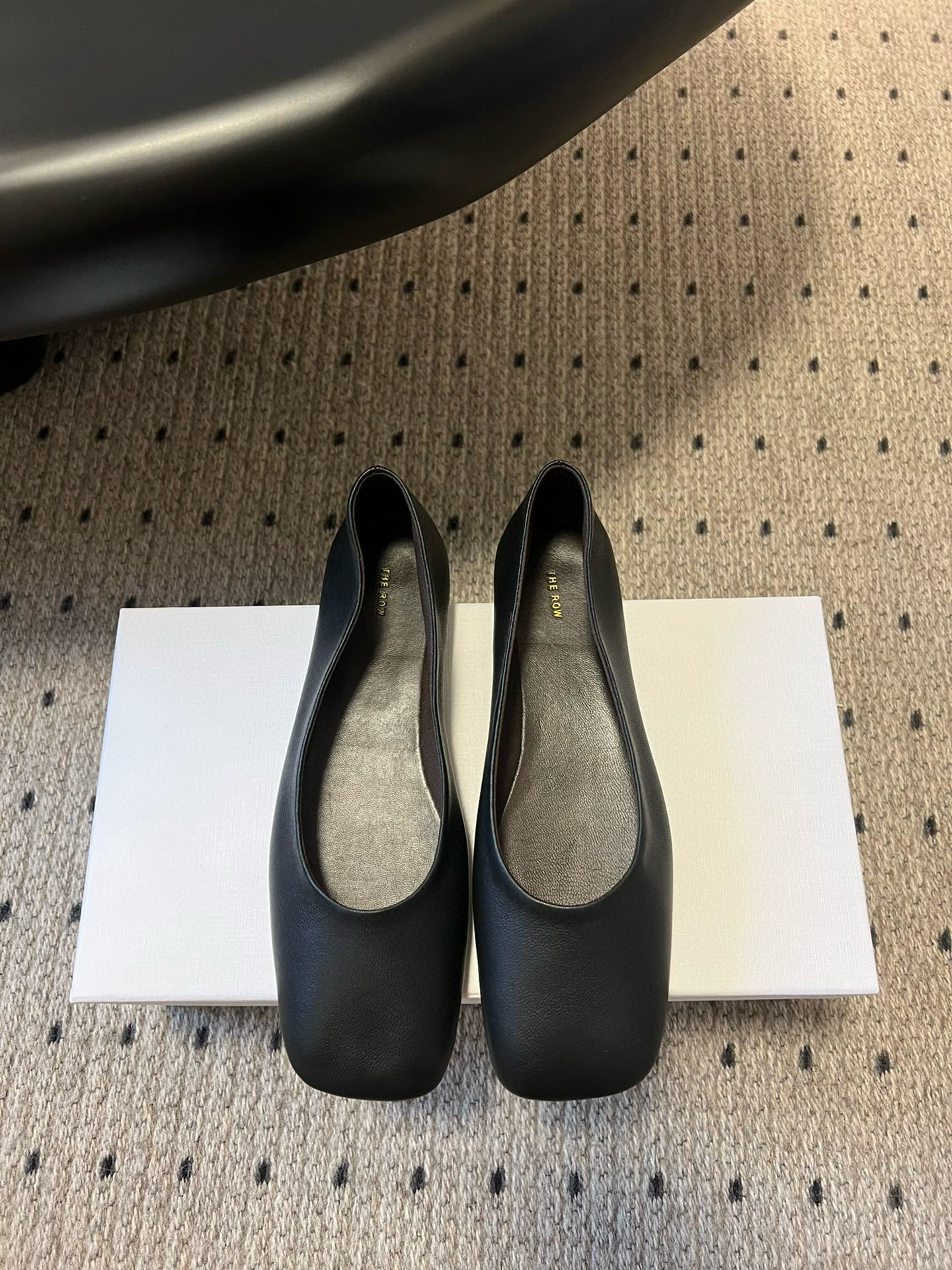 NO:263132,The Row 25ss square-toe flat-sole single shoes. Two pairs of golden beauty need to be shared immediately. Super soft and glutinous leather, not tired when walking wild, super comfortable with soft sole. Therow-style, full of old money style. Imported sheepskin on the upper, inner sheepskin on the inner, original leather sole size 35/40 (40 custom made, no return or replacement), single shoes, sheepskin, Leather soles19860909The Row 25ss方头平底单鞋 两双金灿灿的美丽需要立马分享 超级软糯的皮子,暴走不累,软底的超级舒服 大方头超级个性 Therow风十足 老钱风满满 鞋面进口绵羊皮 内里羊皮 大底真皮大底 码数35/40（40定做不退不换）,单鞋,sheepskin,Leather soles,Women's Shoes