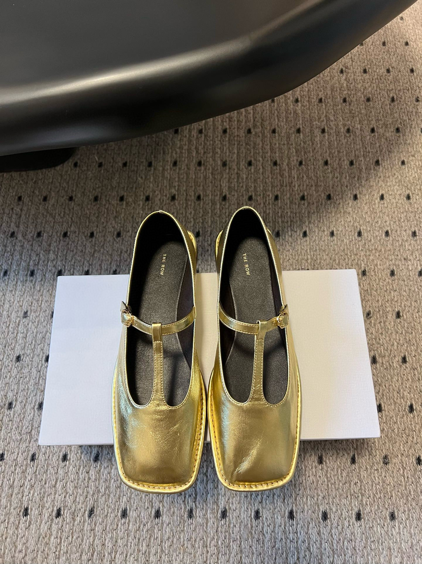 NO:244332,The Row 25ss square-head T-shaped flat-sole Mary Zhen. Two pairs of golden beauty need to be shared immediately. Super soft and glutinous leather, not tired when walking wild, super comfortable with soft sole. The flat-head is super personalized. Therow style is full of old money style. Imported sheepskin on the upper, inner sheepskin, outsole rubber sole. Size 35/40 (40 custom made, no return or replacement), single-shoe Mary Zhen, mary jane, sheepskin19860909The Row 25ss方头T字带平底玛丽珍 两双金灿灿的美丽需要立马分享 超级软糯的皮子,暴走不累,软底的超级舒服 大方头超级个性 Therow风十足 老钱风满满 鞋面进口羊皮 内里羊皮 大底橡胶大底 码数35/40（40定做不退不换）,单鞋玛丽珍,mary jane,sheepskin,Women's Shoes