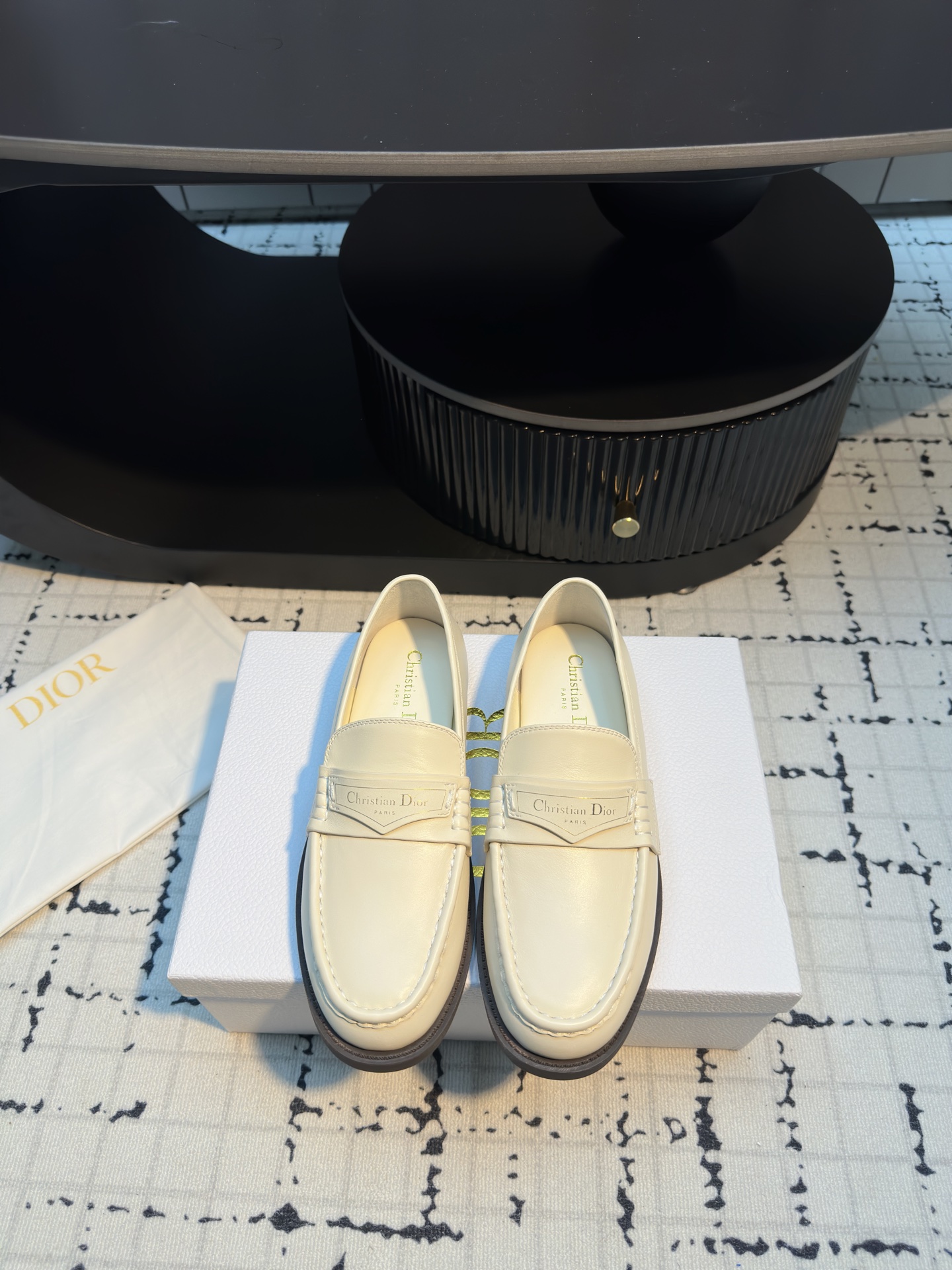 NO:265676,Dior | Dior 2025 early spring new product, top version, the counter is mainly new, Dior Boy cowhide loafers are on the new product, purchasing level!  Full of high-end feeling!  This is a popular model for bloggers at home and abroad. It is retro and fashionable and beautiful!  Official website main model★ Original custom cowhide upper lining: imported sheepskin lining, original molded rubber sole, shoe size 35/40 (40 custom made, no return or replacement), loafers, dior, dior, loafers, cowhide, sheepskin19860909Dior | 迪奥 2025早春新品 顶级版本 专柜主打新款 Dior Boy牛皮乐福鞋硬货上新 代购级别！高级感十足！国内外博主刷爆的一款,复古又时髦 上脚美炸了！官网主推款★ 鞋面原版定制牛皮  内里: 进口羊皮里 大底原版开模橡胶大底 鞋码35/40（40定做不退不换）,乐福鞋,dior,dior,loafers,cowhide,sheepskin,Women's Shoes