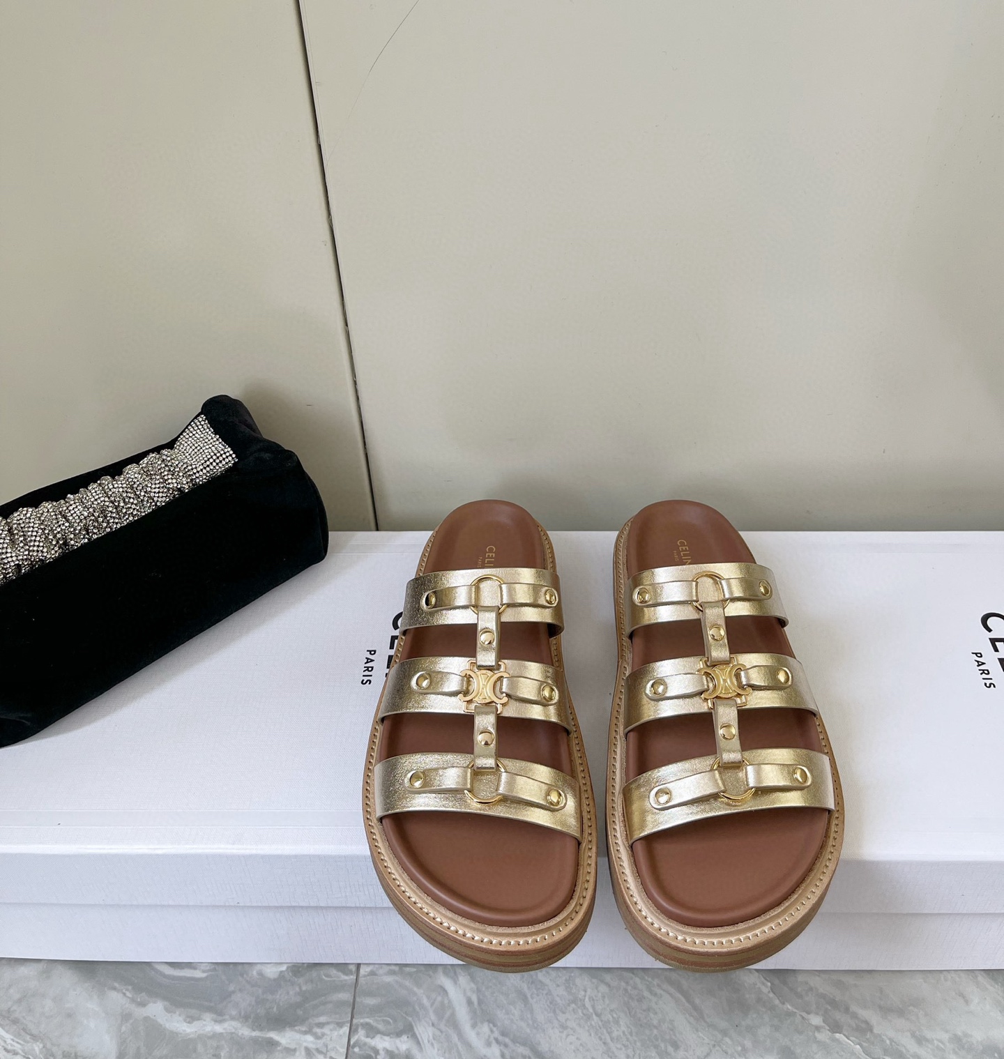 NO:415077,celine 2025 spring and summer new lazy slippers. This season's Selin made me love it again. It is a super popular slipper with its own height-enhancing effect. One of the key points recently, the simple design and classic logo are used as embellishments to embellish the overall visual and beautiful!  Cowhide upper with Arc de Triomphe and rivet buckle, inner sheepskin, original multi-layer combination sole, size 35/42 (40.41.42 custom made without return), slippers, celine, celine, slippers, cowhide, sheepskin19860909celine 赛琳2025春夏新款懒人拖鞋 这一季的赛琳又让我重新爱了它一次,超级爆火的一款拖鞋,自带增高效果,近期重点之一,简约的设计搭配经典的logo作为点缀整体视觉特别耐看又好搭配！ 鞋面牛皮搭配凯旋门和铆钉饰扣 内里羊皮 鞋底原版多层组合大底 码数35/42（40.41.42定做不退换）,拖鞋,celine,celine,slippers,cowhide,sheepskin,Women's Shoes