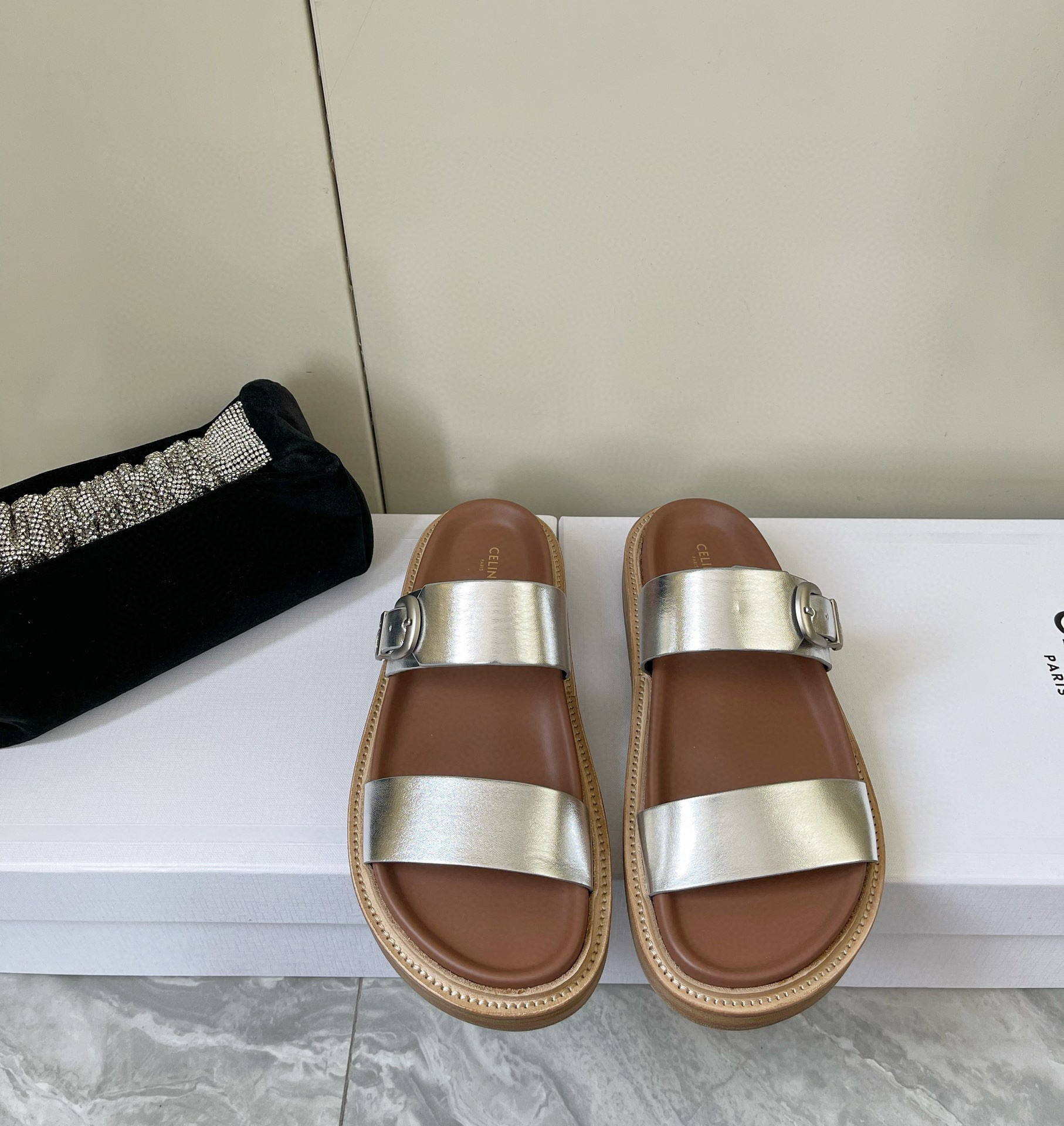 NO:415123,celine 2025 spring and summer new lazy slippers. This season's Selin made me love it again. It is a super popular slipper with its own height-enhancing effect. One of the key points recently, the simple design and classic logo are used as embellishments to embellish the overall visual and beautiful!  Cowhide upper with metal side buckle, inner sheepskin, original multi-layer combination sole, size 35/42 (40.41.42 custom made without return), slippers, celine, celine, slippers, cowhide, sheepskin19860909celine 赛琳2025春夏新款懒人拖鞋 这一季的赛琳又让我重新爱了它一次,超级爆火的一款拖鞋,自带增高效果,近期重点之一,简约的设计搭配经典的logo作为点缀整体视觉特别耐看又好搭配！ 鞋面牛皮搭配金属侧扣 内里羊皮 鞋底原版多层组合大底 码数35/42（40.41.42定做不退换）,拖鞋,celine,celine,slippers,cowhide,sheepskin,Women's Shoes