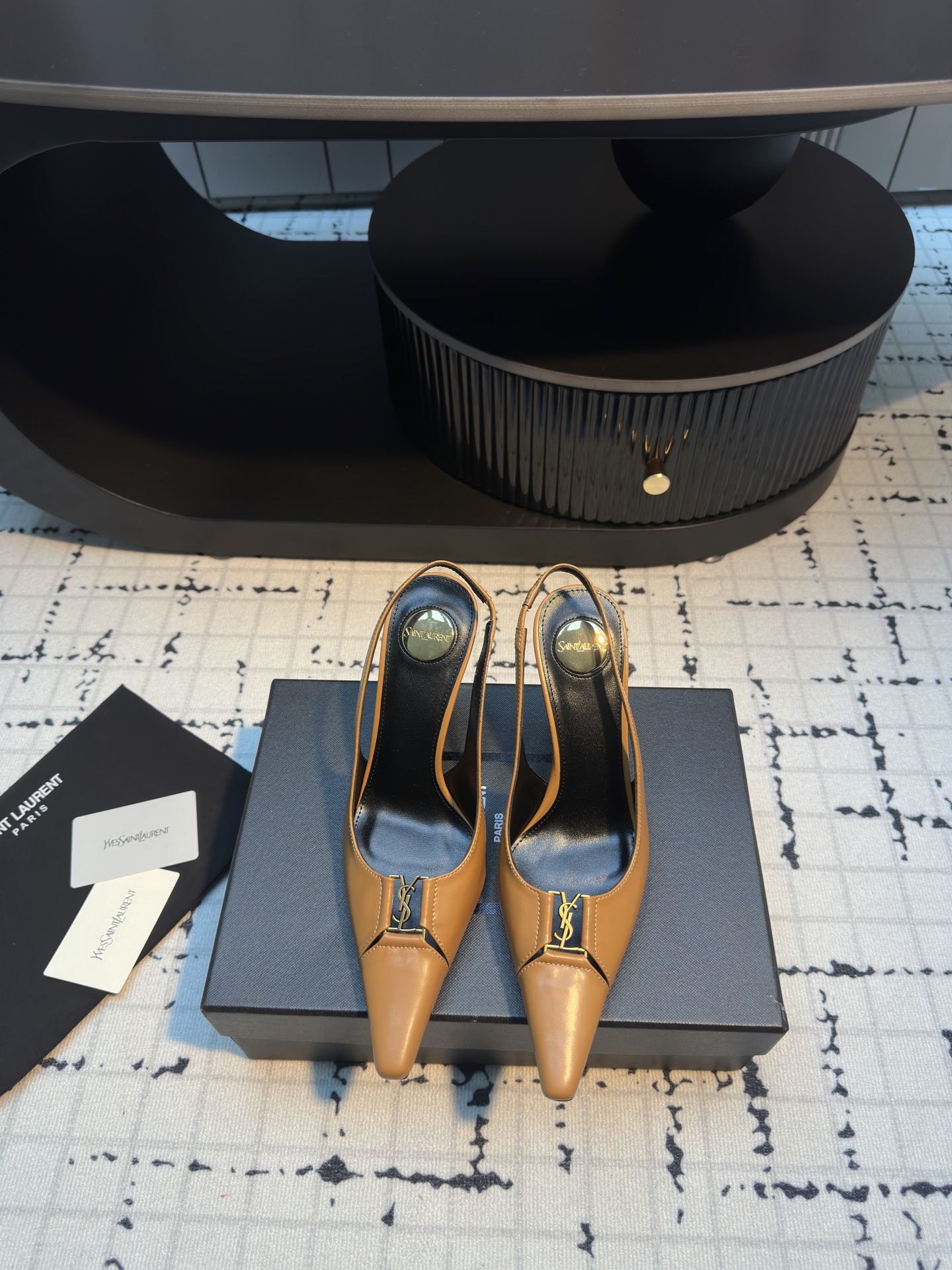 NO:243653,saint laurent 25ss ysl pointed toe high heels shoes. The feet are very stable, super heels, so feel free to enter!  The heel is customized with a re-open mold, with an exclusive heel, and the height is the same as the original product, and the various versions are incorrect!  High-end sexy, ysl is still the best understanding of women. Upper calfskin sheepskin heel height 8.5cm sole Italian leather outsole size 35/40 (40 custom made without return or replacement), sandals, saint laurent, saint laurent, sandals, high heels, cowhide, sheepskin, Leather soles19860909saint laurent 25ss ysl 尖头后空高跟鞋单鞋 上脚特别稳,超跟脚,放心入！鞋跟是重新开模定制的,独家的鞋跟,高度与正品一致区别各种不对版！高级的性感,ysl 还是最懂女人 鞋面小牛皮 羊皮里 跟高8.5cm 鞋底 意大利真皮大底 码数35/40（40定做不退不换）,凉鞋,saint laurent,saint laurent,sandals,high heels,cowhide,sheepskin,Leather soles,Women's Shoes