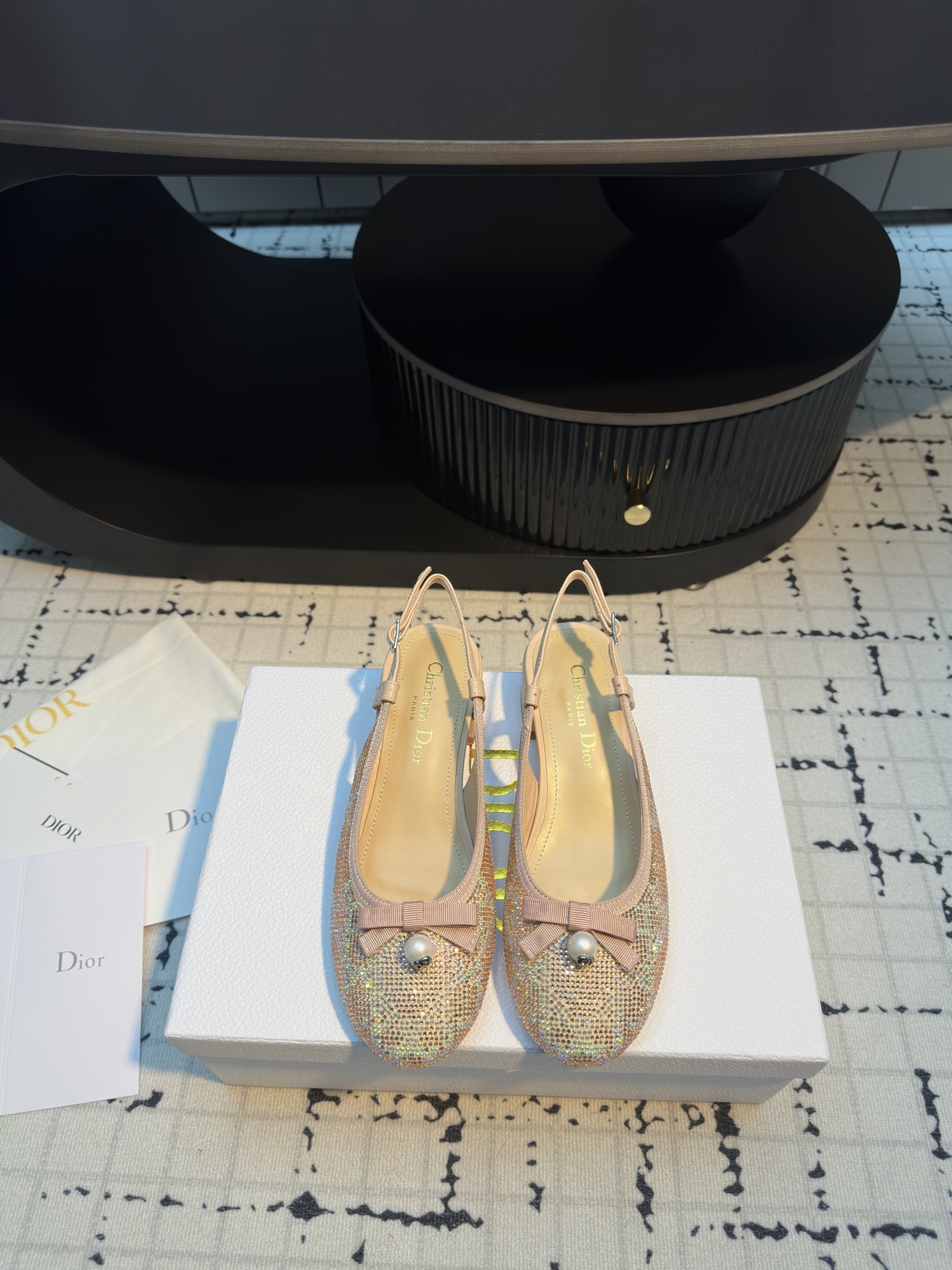 NO:265670,This Dior Ballet heels are a new product in the early spring ready-to-wear series in 2025. The design is elegantly crafted from black quilted cowhide leather and other materials, displaying rattan plaid patterns. The front is decorated with exquisite grosgrain bows, embellished with white CD logo resin beads inspired by classic Dior Tribales earrings, which are unique. Paired with adjustable lace-up straps and 3 cm heels, add the finishing touch to the elegant look. * Cowhide leather with cowhide leather * Adjustable lace-up straps with buckle * Grosgrain bows on the front * Decorative CD resin beads * Padded cowhide leather insole * Leather sole is decorated with Christian Dior's lucky star symbol *  Size 35/41 (40.41 custom made without return or replacement), sandals, balenciaga, dior, sandals, high heels, earrings, cowhide19860909这款 Dior Ballet 露跟高跟鞋是2025早春成衣系列新品,设计高雅精致.采用黑色绗缝牛皮革等材质精心制作,展示藤格纹图案,正面饰以精美的罗缎蝴蝶结,点缀以灵感源自经典 Dior Tribales 耳环的白色 CD 标志树脂珠饰,别具一格.搭配可调节系带和 3 厘米鞋跟,为优雅的造型增添点睛之笔. * 帮面材质牛皮革 * 可调节系带,搭配搭扣 * 正面饰以罗缎蝴蝶结 * 装饰性 CD 树脂珠饰 * 加垫牛皮革内底 * 皮革鞋底饰以 Christian Dior 的幸运星符号 * 码数35/41（40.41定做不退不换）,凉鞋,balenciaga,dior,sandals,high heels,earrings,cowhide,Women's Shoes