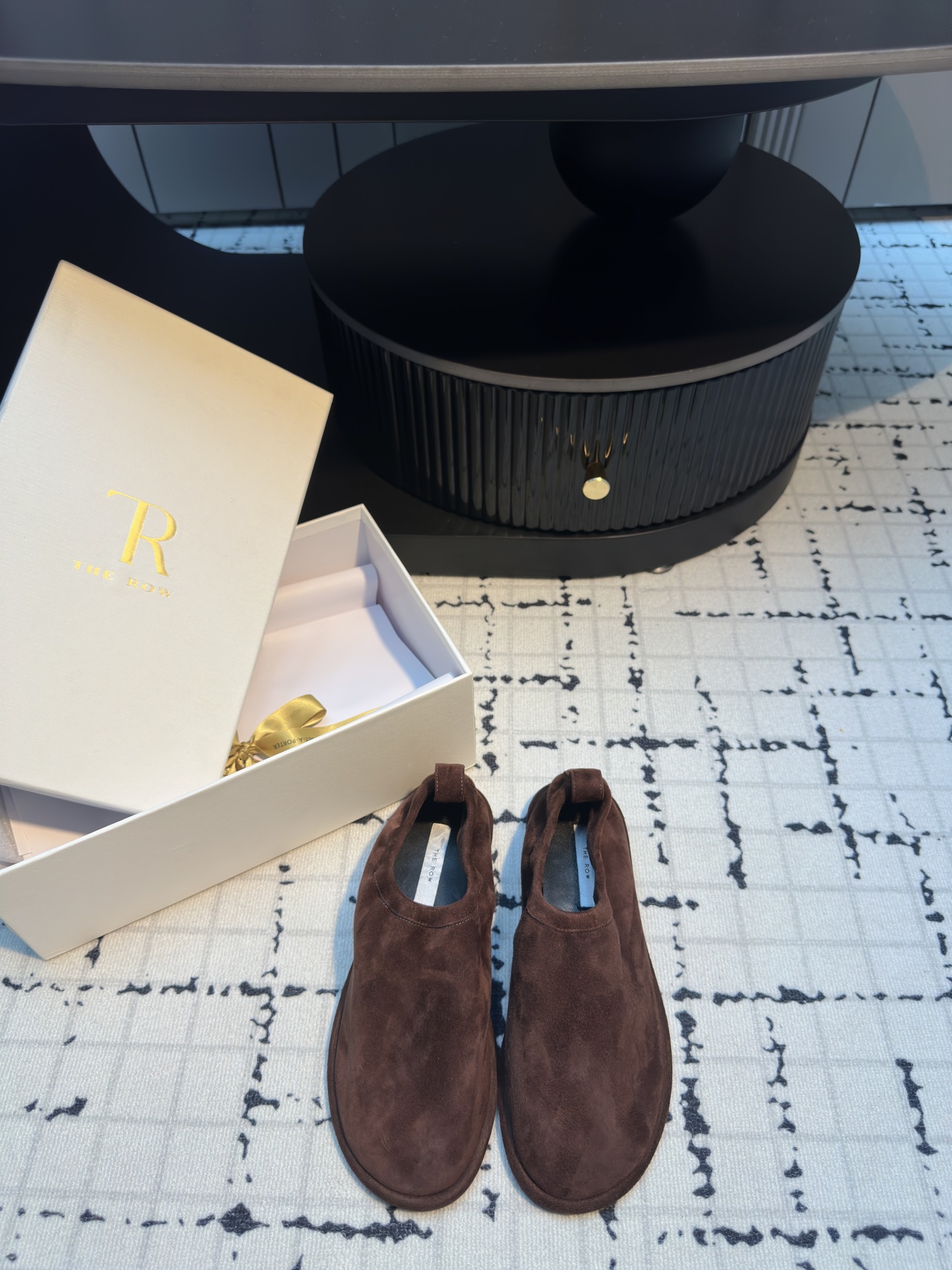 NO:244313,The row_New retro grandma loafers New The Row loafers, I fell in love with this shoe at first sight, it looks good with a little retro flavor and a random combination!  All major internet celebrity bloggers are wearing it, there is no Hong Kong treasure in front and back, the whole shoe is very soft, easy to wear without scratching your feet, simple and versatile style~ The style you don’t want to take off when you wear it, close your eyes and enter it with high requirements for foot feeling. The original custom water-dyed calfskin, mixed-bred sheepskin, and suede suede!  Original rubber sole of the large sole, size 35/41 (40.41 custom made without return or exchange) Packaging full set of original box packaging, loafers, cowhide, sheepskin, chamois leather19860909The row_新款复古奶奶乐福鞋 新款The Row乐福鞋,第一眼看到这个鞋子就爱上了,带点复古味随意搭配都好看！各大网红博主都在穿它,前后无港宝,整个鞋子非常柔软,好穿不磨脚简约百搭款~穿上就不想脱的款,对脚感要求高的闭眼入它 鞋面原版定制水染小牛皮、混种羊皮、绒面麂皮！ 大底原厂橡胶底 码数35/41（40.41定做不退不换） 包装全套原盒包装,乐福鞋,loafers,cowhide,sheepskin,chamois leather,Women's Shoes