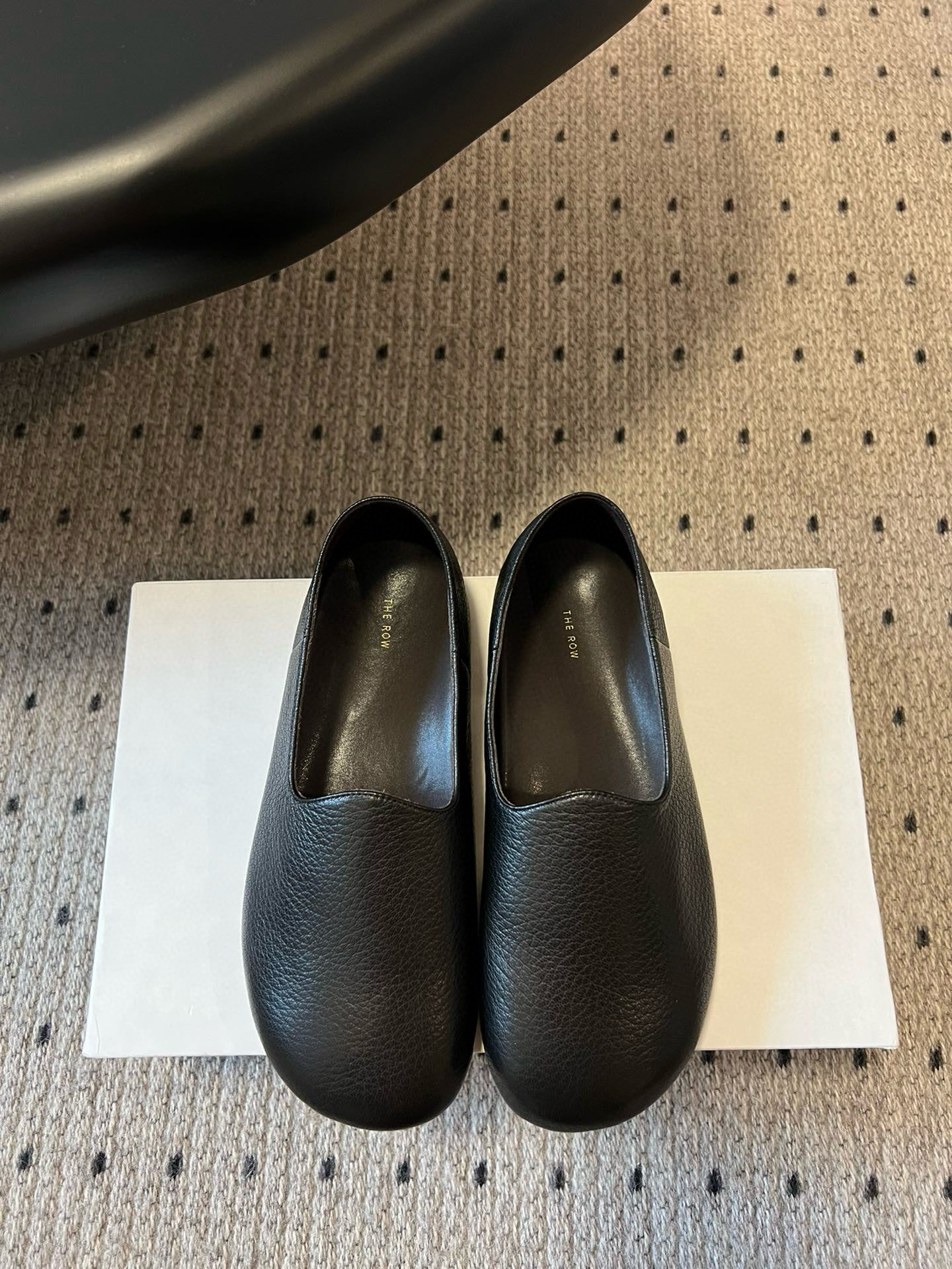 NO:244317,The row genuine leather round head minimalist versatile flat loafers. The foot feel is really the most comfortable style I have ever worn in history, so soft!  The socks must take it away. It has a high-end and simple feeling, in fact, in addition to being beautiful, its comfort is really easy to wear so hard that it is reluctant to take it off!  Matched with jeans, suit pants, skirts without any incongruity, original imported cowhide, sole, original sole, size 35/40 (40 custom made, no return or replacement), loafers, skirts, jeans, business suit, cowhide19860909the row真皮圆头极简百搭平底乐福鞋 脚感真的是史上我穿过最最舒服的款式太柔软啦！磨脚星人一定要收了它 有一丢高级又简约的感觉其实除了好看以外它的舒适度真的是好穿到舍不得脱下来啦！搭配牛仔裤 西装裤 半身裙都毫无违和感 面料原版进口牛皮 鞋底原版鞋底 码数35/40（40定做不退不换）,乐福鞋,loafers,skirts,jeans,business suit,cowhide,Women's Shoes