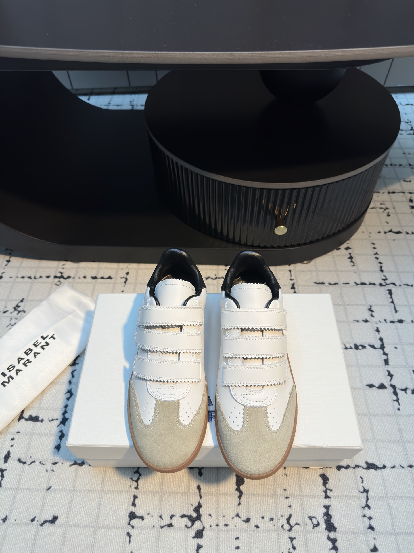 NO:668086,ISABEL.MARANT Isabel Marant's 2025 new white shoes show the face of life with an uninhibited style that breaks the rules. The entire shoe design is very simple and simple without losing the sense of design. It has the casual feeling of retro moral training shoes!  Upper cowhide suede, lining sheepskin, sole rubber molded outsole Size 35/40 (40 custom made, non-returnable, non-exchangeable), casual shoes/sports shoes, sneakers, cowhide, sheepskin19860909ISABEL.MARANT伊莎贝尔·玛兰2025新款小白鞋 以打破常规的不羁风格展现生活面貌,整个鞋型设计灰常简洁,又不失设计感,有复古德训鞋的休闲感！ 鞋面牛皮牛反绒 内里羊皮 鞋底橡胶成型大底 码数35/40（40定做不退不换）,休闲鞋/运动鞋,sneakers,cowhide,sheepskin,Women's Shoes