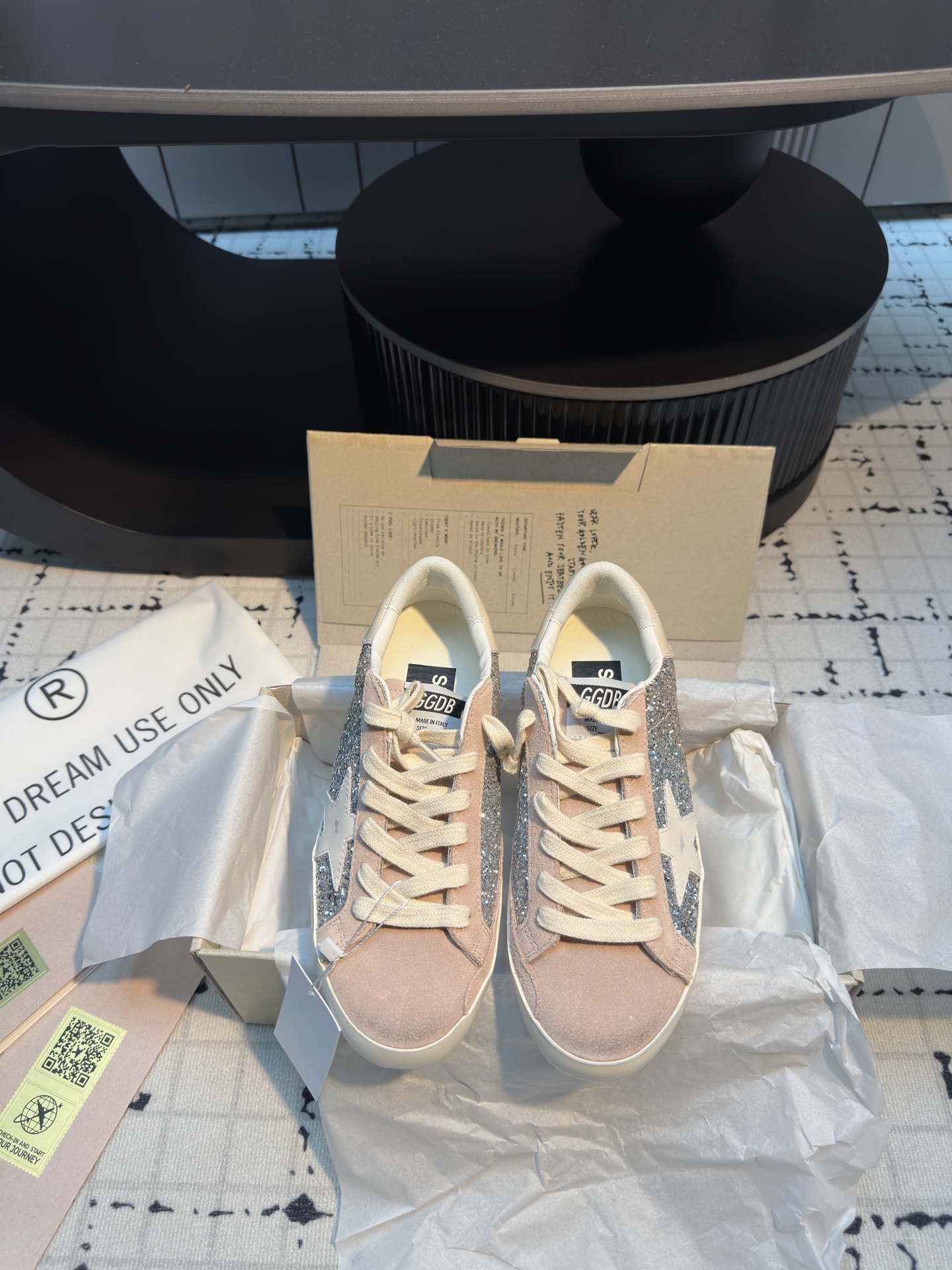 NO:406924,Purchase level, new colors are here, GGDB 25ss Spring and summer new style, casual moral training small dirty shoes series, breaking the traditional aesthetic, small dirty shoes have been used as a demonstration of celebrity private servers, and it is so versatile!  No need to worry about washing shoes anymore. Customized fabric cowhide inner towel inside shoe tongue genuine leather private molded sole, original full package size 35/39, casual shoes/sports shoes, sneakers, cowhide19860909代购级 新色来了 GGDB 25ss 春夏季新款 休闲德训小脏鞋系列 打破传统审美,小脏鞋做到了明星私服上脚示范 就是这么百搭 ！再也不用担心洗鞋的问题啦 面料定制牛皮 内里 毛巾里 鞋舌内里真皮 私模大底、原版全套包装 码数35/39,休闲鞋/运动鞋,sneakers,cowhide,Women's Shoes