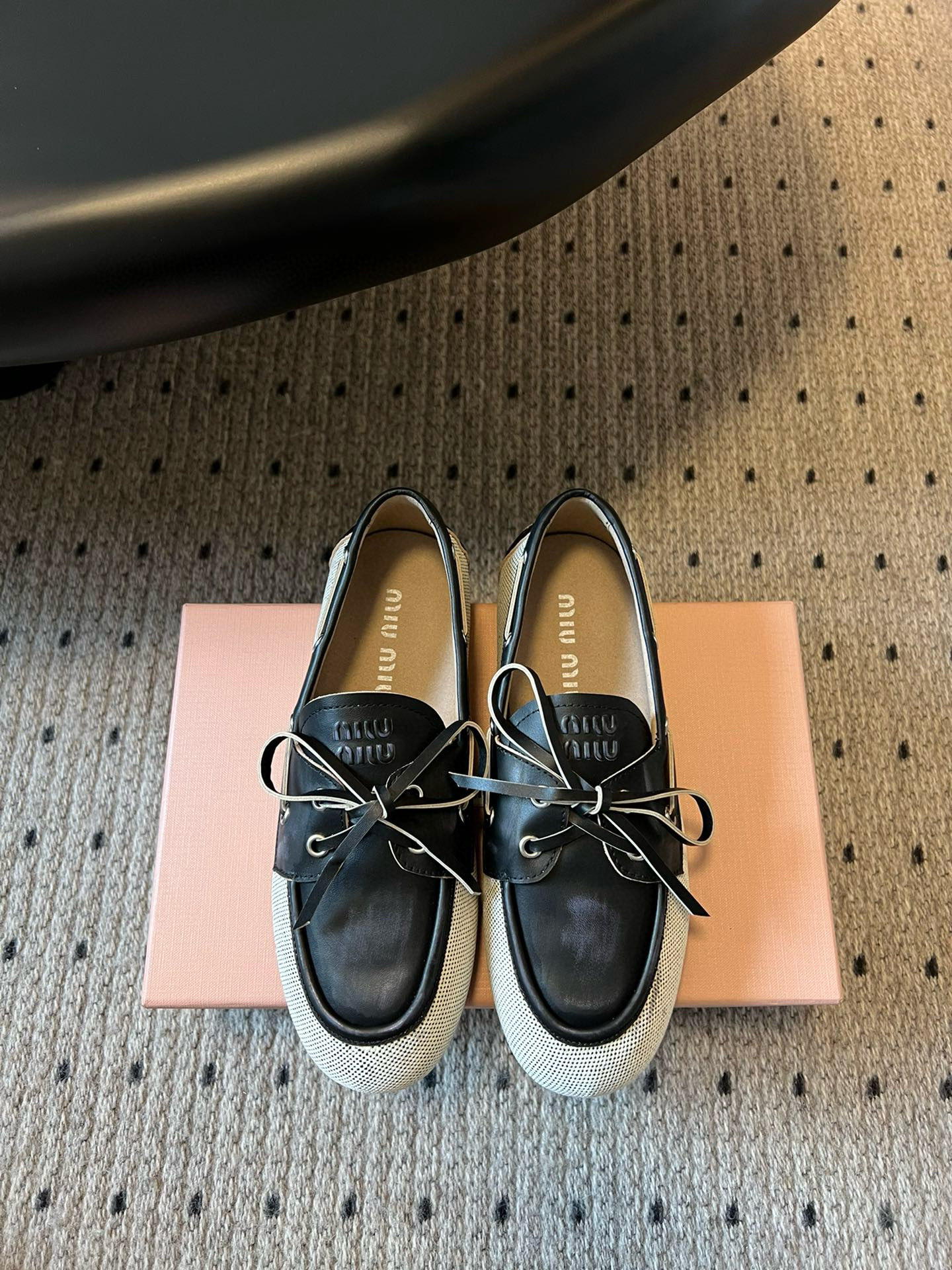NO:264500,Miu Miu 25ss Spring and Summer Brock Ballet Loafers This Brock shoes have simple and classic lines, decorated with Miu Miu logo and other metal details. The upper is spliced ​​with cowhide and original molded fabric, sheepskin lining, tongue embossed logo, sole uses original molded rubber outsole, size 35/40 (40 custom made without return or replacement), loafers, miumiu, loafers, cowhide, sheepskin19860909Miu Miu 25ss 春夏季 布洛克 芭蕾舞 乐福鞋 这款布洛克鞋线条简约设计经典,饰以Miu Miu徽标 等金属细节. 鞋面采用了牛皮和原版开模布料拼接 羊皮衬里 鞋舌压花徽标 鞋底采用原版开模橡胶大底 码数35/40（40定做不退不换）,乐福鞋,miumiu,loafers,cowhide,sheepskin,Women's Shoes