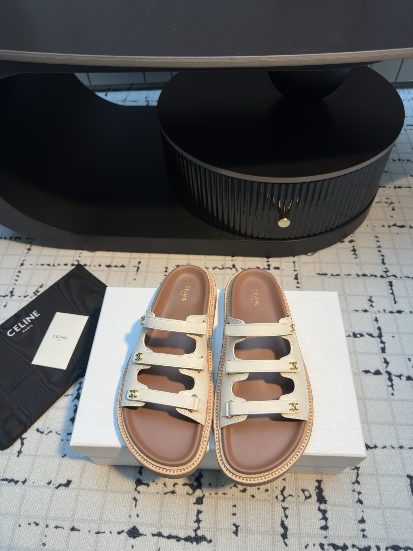 NO:262187,CELIN* 25ss thick-soled slippers Arc de Triomphe British style flat-soled sandals slippers Simple, atmospheric and fashionable, unsightly and timeless. It is the classic of the fashion circle that never fades away. The retro British style allows you to wear a different temperament. Fabric original cowhide/original mold opening fabric inner cowhide inner lining original: mold opening outsole size 35/42 (40.41.42 custom made without return or replacement), slippers, celine, sandals, slippers, cowhide19860909CELIN* 塞琳 25ss厚底拖鞋 凯旋门英伦风平底微标凉鞋拖鞋 简约大气时髦 耐看不过时 是时尚圈永不退潮的经典所在,复古的英伦风格,让你穿出不一样的气质 面料原版牛皮/原版开模布料 内里牛皮内里 原版:开模大底 码数35/42（40.41.42定做不退不换）,拖鞋,celine,sandals,slippers,cowhide,Women's Shoes