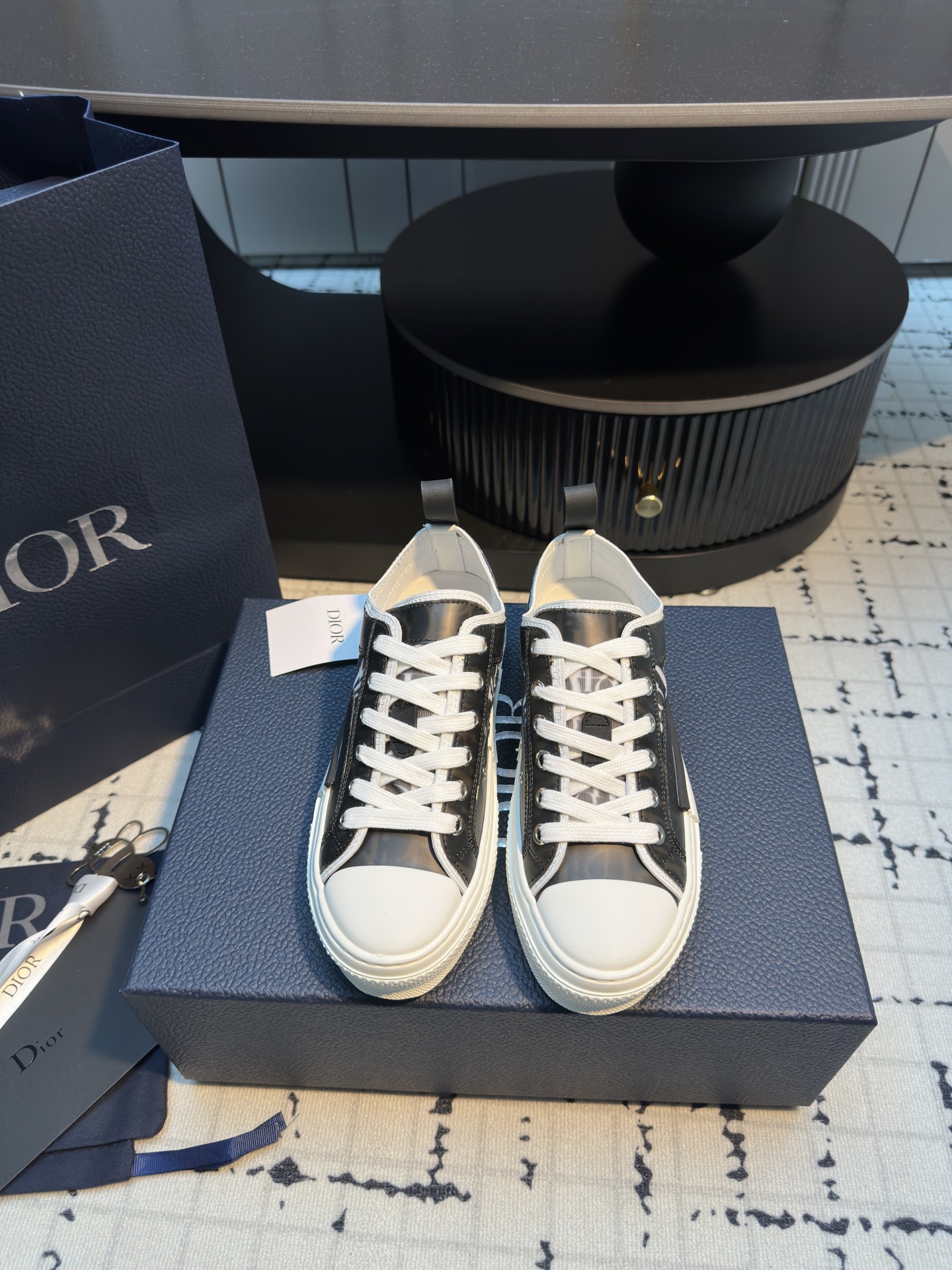 NO:243711,Dior mesh PVC low-top shoes B23, the top version of early spring, Di0r Rs early spring show limited edition shoes, full glue breathable special material, classic D home colours E printed special mesh heel has pV fit today's popular elements, floral mesh high-top sneakers translucent style shoe style is definitely the main trend this year, gorgeous color matching patterns, it is simply a princess style!  Women's 35/41 (40.41 custom made without return or exchange) Men's 39/45 (45 custom made without return or exchange), casual shoes/sports shoes, dior, dior, sneakers19860909迪奥网纱PVC低帮鞋B23 早春顶级版本 Di0r Rs早春秀款斥限量款板鞋 全胶透气特殊材质,经典D家 colours E印花专用网纱料跟具有当今流行元素pV贴合,花卉网面高帮运动鞋半透明款式的鞋样绝对是今年的主打潮流,绚丽色彩搭配图案,简直就是公主范！ 女款35/41（40.41定做不退不换） 男款39/45（45定做不退不换）,休闲鞋/运动鞋,dior,dior,sneakers,Women's Shoes