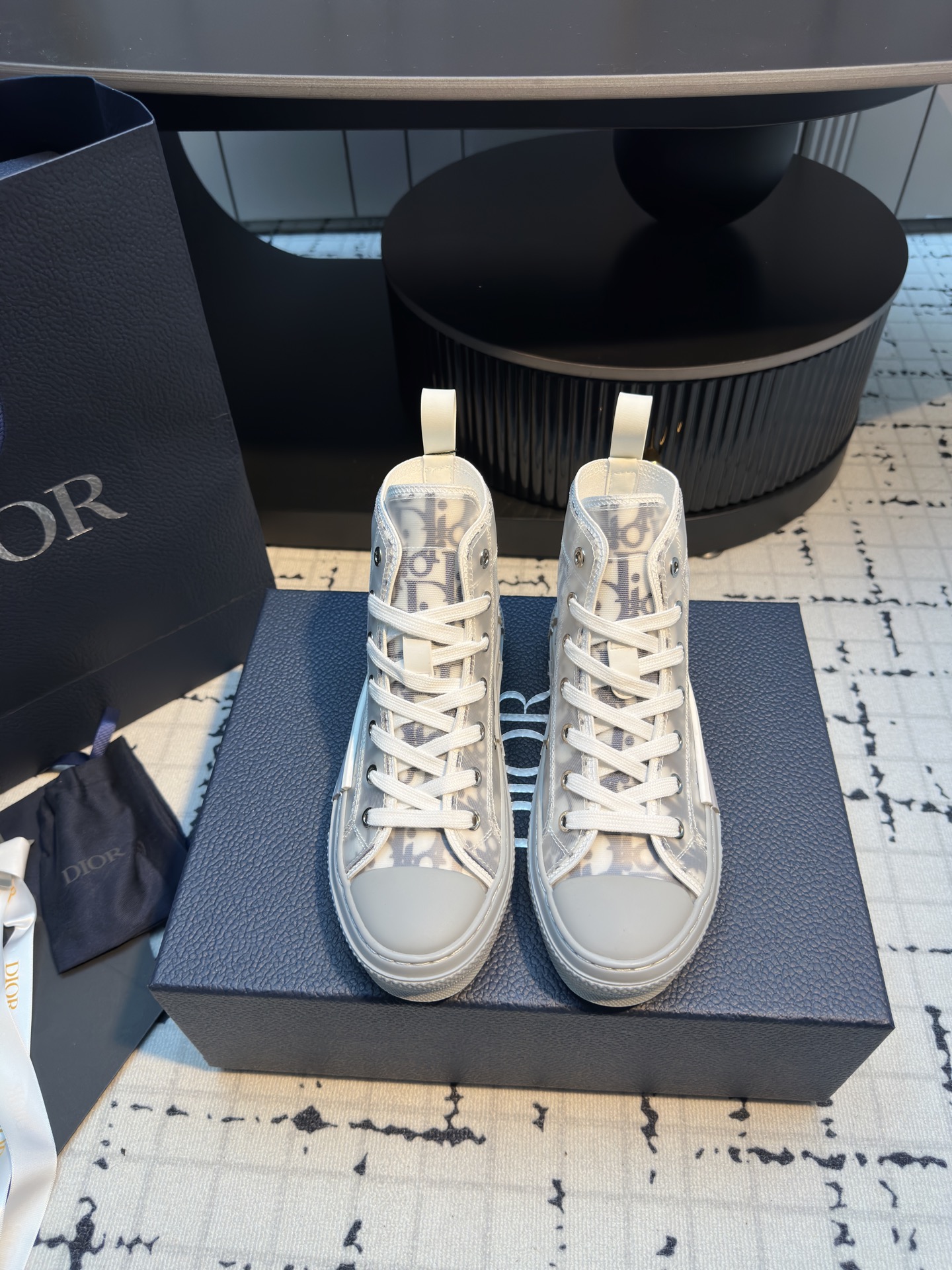 NO:243699,Dior mesh PVC high-top shoes B23 Early Spring Top Version Di0r Rs Early Spring Show Limited Edition Shoes Full-glue breathable special material, Classic D home colours E printed special mesh heel has pV fitting today's popular elements, and the translucent style of floral mesh high-top sneakers is definitely the main trend this year. The gorgeous color matching patterns are simply princess style!  Women's 35/41 (40.41 custom made without return or exchange) Men's 39/45 (45 custom made without return or exchange), casual shoes/sports shoes, dior, dior, sneakers19860909迪奥网纱PVC高帮鞋B23 早春顶级版本 Di0r Rs早春秀款斥限量款板鞋 全胶透气特殊材质,经典D家 colours E印花专用网纱料跟具有当今流行元素pV贴合,花卉网面高帮运动鞋半透明款式的鞋样绝对是今年的主打潮流,绚丽色彩搭配图案,简直就是公主范！ 女款35/41（40.41定做不退不换） 男款39/45（45定做不退不换）,休闲鞋/运动鞋,dior,dior,sneakers,Women's Shoes