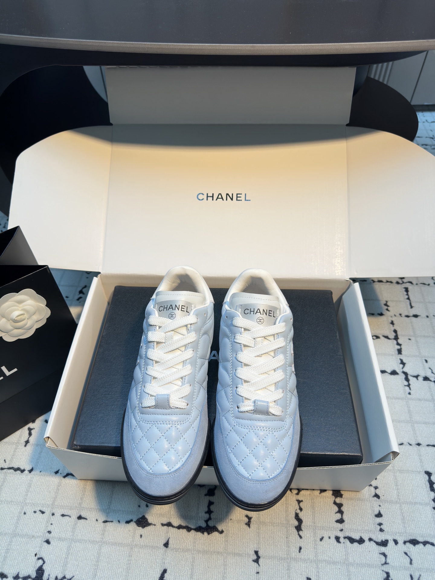 NO:265428,The most popular baseball shoes CHANEL Xiaoxiang praises who wears this pair of shoes! Yang Mi’s Chanel 25s baseball shoes, you can always believe in Sister Mi’s vision. CHANEL25s spring and summer diamond plaid sneakers are so fragrant on the feet. Xiaoxiang praises who wears this pair of shoes! As always, the lambskin diamond plaid is light and comfortable, full of retro and versatile black and white. Size 35/41 (40.41 custom made without return or replacement), casual shoes/sports shoes, chanel, sneakers, sheepskin19860909最有流量的棒球鞋CHANEL小香这双鞋谁穿谁夸! 杨幂同款Chanel 25ss棒球鞋 永远可以相信幂姐的眼光 CHANEL25s春夏菱格纹运动鞋上脚太香 小香这双鞋谁穿谁夸! 一如既往的小羊皮菱格纹,轻盈舒适,满是复古感又是百搭的黑白两色. 码数35/41（40.41定做不退不换）,休闲鞋/运动鞋,chanel,sneakers,sheepskin,Women's Shoes