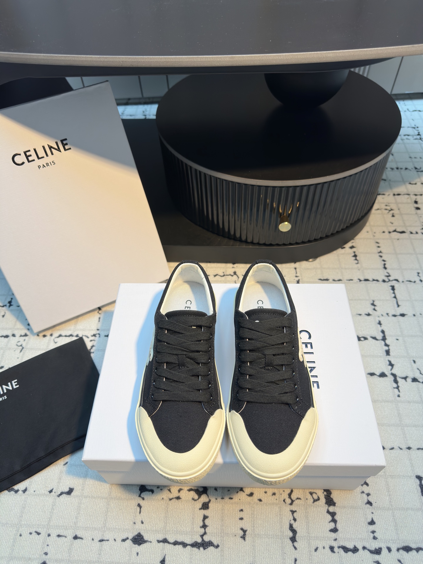 NO:406876,CELINE 25/Spring Latest RUNNER CR-03 Canvas Casual Sports Shoes The tongue and back top are decorated with CELINE logo sports shoes on the side concave CR-03, the back top and side of the shoe are imprinted CELINE logo thick-soled bread shoes 2025 spring and summer new women's Arc de Triomphe logo lace-up 356853 simple and comfortable, clean and neat, increasing height and making legs thin, whether it is single or paired with wide-leg pants, high street and retro, let's make CELINE girls, original upper fabric, inner lining, shelter, outsole original open mold rubber outsole size 35/40 (40 custom made, no return or replacement), casual shoes/sports shoes, celine, celine, sneakers, sheepskin19860909CELINE赛琳 25/春季最新 RUNNER CR-03 帆布 休闲 运动鞋 鞋舌和鞋后帮饰有CELINE标志运动鞋侧面凹CR-03字样,鞋后帮和侧面压印CELINE标志厚底面包鞋2025春夏新款女凯旋门徽标系带356853简单舒服,干净利落,增高显腿细,无论是单穿还是搭配阔腿裤,高街又复古一起来做CELINE女孩 鞋面原版布面 内里羊皮内里 大底原版开模橡胶大底 码数35/40（40定做不退不换）,休闲鞋/运动鞋,celine,celine,sneakers,sheepskin,Women's Shoes