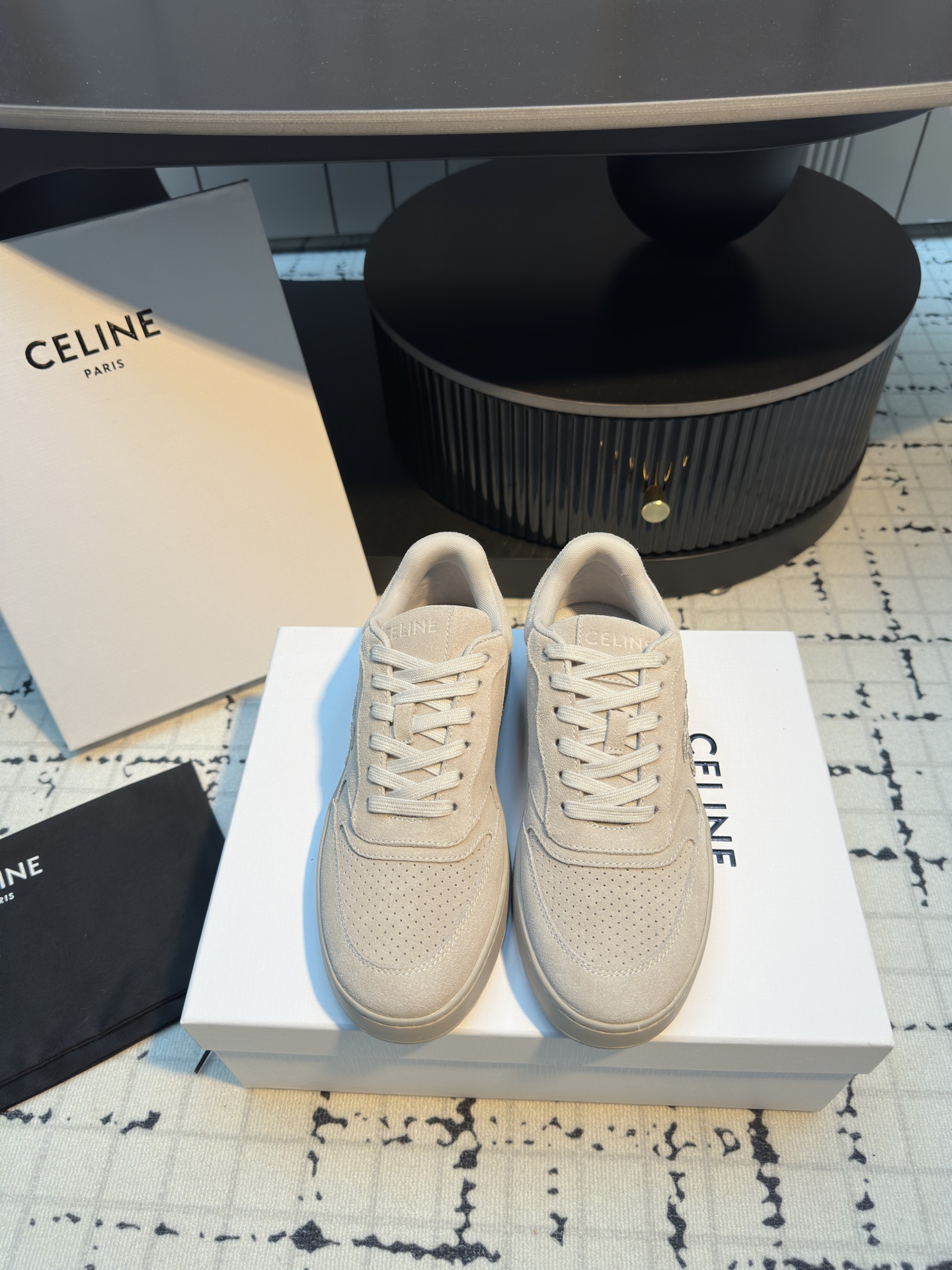 NO:406879,CELINE 2025 spring and summer new logo lace-up thick-soled casual white shoes, simple and comfortable, clean and neat, heightening and making legs thin, whether worn alone or with wide-leg pants, high street and retro, let’s make CELINE girls. The upper imported cowhide is an original inner lining. The original 1:1 mold opening and outsole size 35/40 (40 custom made, no return or replacement), casual shoes/sports shoes, celine, celine, sneakers, cowhide19860909CELINE赛琳2025春夏新款徽标系带厚底休闲小白鞋 简单舒服,干净利落,增高显腿细,无论是单穿还是搭配阔腿裤,高街又复古一起来做CELINE女孩 鞋面进口头层牛皮 内里原版内里 大底原版1:1开模大底 码数35/40（40订做不退不换）,休闲鞋/运动鞋,celine,celine,sneakers,cowhide,Women's Shoes