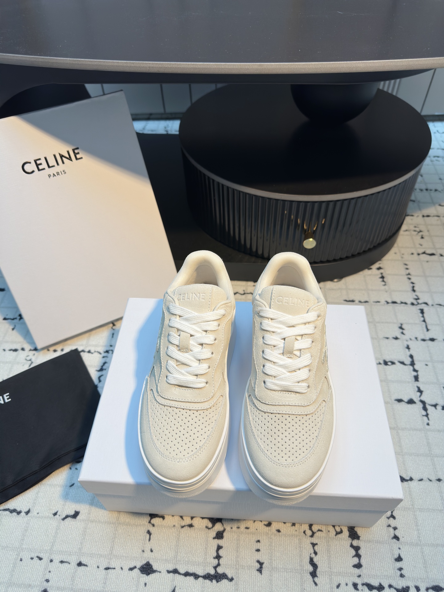 NO:406882,CELINE 2025 spring and summer new logo lace-up thick-soled casual shoes height-enhancing white shoes simple and comfortable, clean and neat, height-enhancing makes legs thin, whether worn alone or with wide-leg pants, high street and retro, let’s make CELINE girls. The upper imported cowhide is an original inner lining. The original 1:1 mold opening and outsole size 35/40 (40 custom made, no return or replacement), casual shoes/sports shoes, celine, celine, sneakers, cowhide19860909CELINE赛琳 2025春夏新款徽标系带厚底休闲鞋增高小白鞋 简单舒服,干净利落,增高显腿细,无论是单穿还是搭配阔腿裤,高街又复古一起来做CELINE女孩 鞋面进口头层牛皮 内里原版内里 大底原版1:1开模大底 码数35/40（40订做不退不换）,休闲鞋/运动鞋,celine,celine,sneakers,cowhide,Women's Shoes