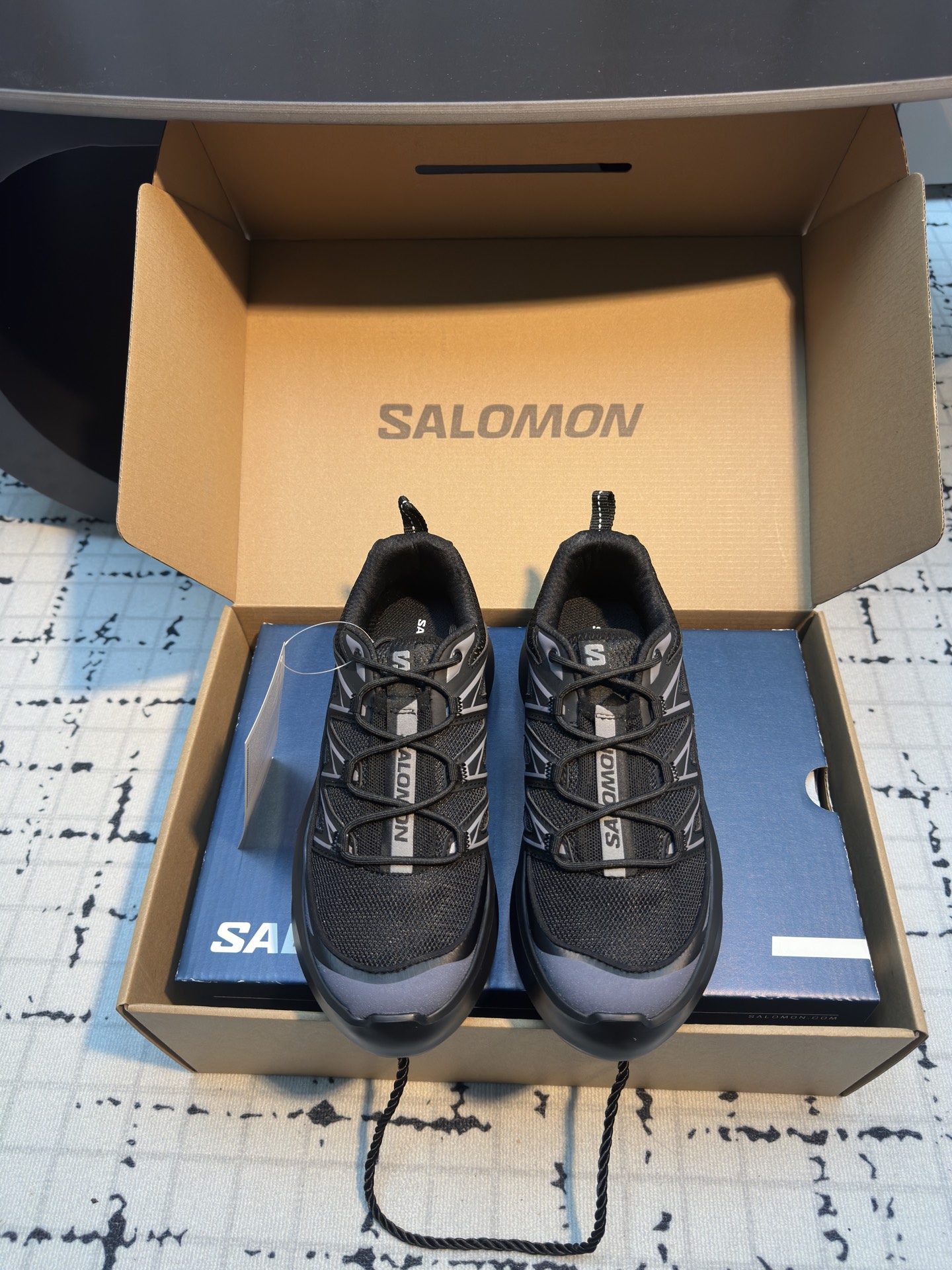 NO:262185,The latest popular CDG x Salomon co-branded XT-6 series high-rise thick-soled casual sneakers The co-branded shoes are still in a simple black and white color scheme, and the brand words on the shoes also reflect the minimalist design style. With the Contagrip rubber thick-soled sole design, the re-interpreted upper part replaces the previous drawstring shoelaces with Pulsar Advanced sole cover outline, and is decorated with details such as mesh, tear-resistant upper, waterproof rubber strips and nylon pull rings. Fabric: Original custom imported technology fabric Inner: Original imported breathable mesh Outsole: Original mold-opening ultra-light foaming material Sole thickness: 6.5CM Women's model 35/40 (40 custom-made without return or replacement)  Men's 39/45 (45 custom made without return or replacement), casual shoes/sports shoes, Dolce & Gabbana, sneakers19860909最新火爆款 CDG x Salomon 萨洛蒙 联名款XT-6 系列 增高厚底休闲运动鞋 联名鞋款依旧是黑白简约配色,鞋身上的品牌字样也体现出极简主义的设计风格 搭配Contagrip 橡胶厚底鞋底设计,重新演绎的鞋面部分则以Pulsar Advanced袜套式轮廓替换了之前抽绳鞋带 并饰有网眼、抗撕裂材质鞋面、防水胶条以及尼龙拉环等细节 面料: 原版定制进口科技面料 内里: 原版进口透气网里 大底: 原版开模超轻发泡材 底厚: 6.5CM 女款35/40（40定做不退不换） 男款39/45（45定做不退不换）,休闲鞋/运动鞋,Dolce&Gabbana,sneakers,Women's Shoes