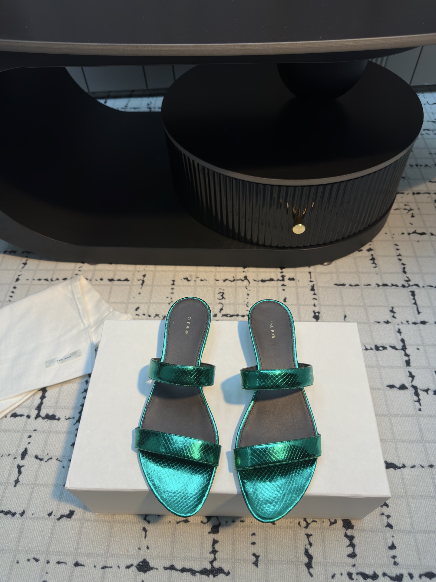 NO:244308,The row 25ss Spring and Summer New Simple Low Heel Slippers!  Therow's usual minimalist style, clean and neat layout design, no decoration, only the design is the highlight, highlighting temperament and personality!  The upper is made of imported soft cowhide, soft, comfortable and soft!  Italian leather sole with high-end texture!  Size 35/40 (40 custom made without return or replacement), slippers, slippers, cowhide, Leather soles19860909The row 25ss 春夏新款简易低跟拖鞋！ Therow一贯的极简风格 干净利落的版面设计 没有任何装饰 仅以设计为亮点 凸显气质和彰显个性！ 鞋面采用进口绵软牛皮 柔软舒适柔软！ 意大利真皮大底 高档质感！ 码数35/40（40定做不退不换）,拖鞋,slippers,cowhide,Leather soles,Women's Shoes