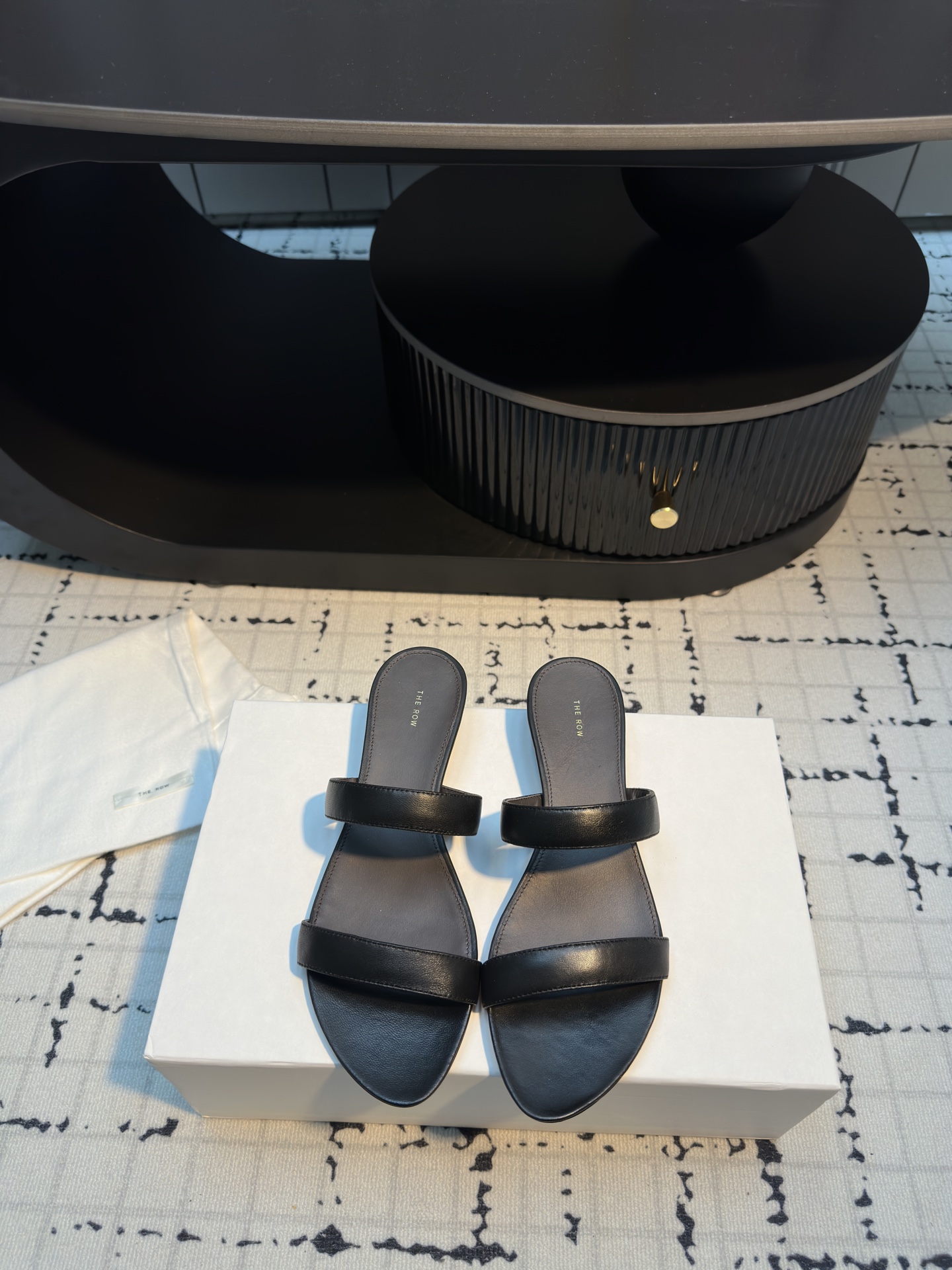 NO:408758,The row 25ss Spring and Summer New Simple Low Heel Slippers!  Therow's usual minimalist style, clean and neat layout design, no decoration, only the design is the highlight, highlighting temperament and personality!  The upper is made of imported soft cowhide, soft, comfortable and soft!  Italian leather sole with high-end texture!  Size 35/40 (40 custom made without return or exchange), high heels, high heels, slippers, cowhide, Leather soles19860909The row 25ss 春夏新款简易低跟拖鞋！ Therow一贯的极简风格 干净利落的版面设计 没有任何装饰 仅以设计为亮点 凸显气质和彰显个性！ 鞋面采用进口绵软牛皮 柔软舒适柔软！ 意大利真皮大底 高档质感！ 码数35/40（40定做不退不换）,高跟鞋,high heels,slippers,cowhide,Leather soles,Women's Shoes