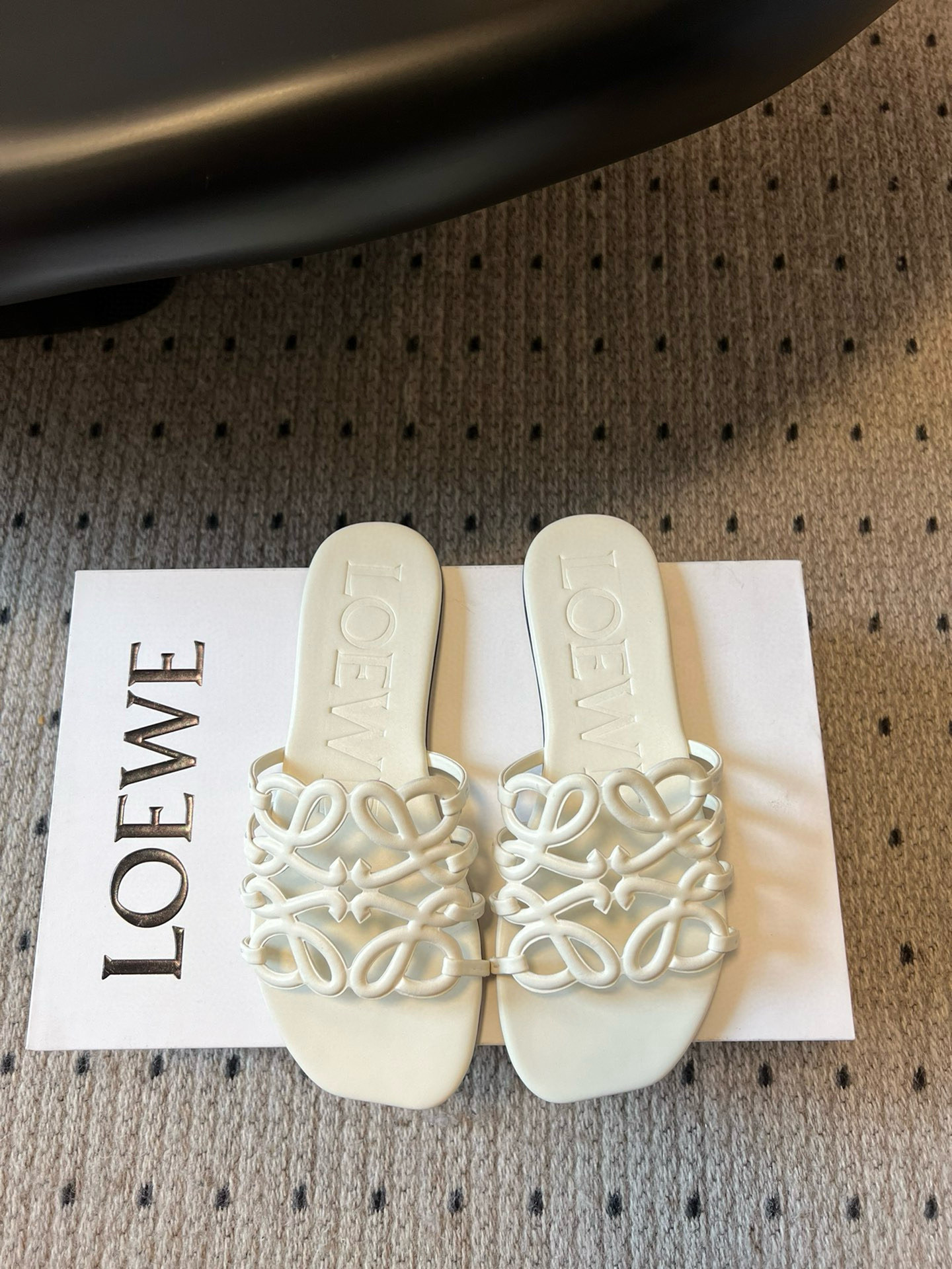 NO:244287,Purchase level LOEW* Luo Yiwei 25ss Spring and summer new products Slippers Crazy grass planting simple design feels cleaner and more elegant, making you miss it. The color is also very pleasing and beautiful. The instant you put on your feet, it is full of temperament and aura, which is invincible and handsome. The upper is made of cowhide print, the inside is tiptoed, sheepskin, Italy imported injection molded leather sole size 35/40 (40 custom made without return or replacement), slippers, loewe, loewe, slippers, cowhide, sheepskin, Leather soles19860909代购级 LOEW* 罗意威 25ss 春夏新品 拖鞋 疯狂种草简约设计感觉更干净优雅 让你念念不忘 颜色也很耐看漂亮,上脚瞬间气质十足气场,简直无敌帅气有型 鞋面采用牛皮印花 内里踮脚 羊皮 意大利进口注塑真皮大底 码数35/40（40定做不退不换）,拖鞋,loewe,loewe,slippers,cowhide,sheepskin,Leather soles,Women's Shoes