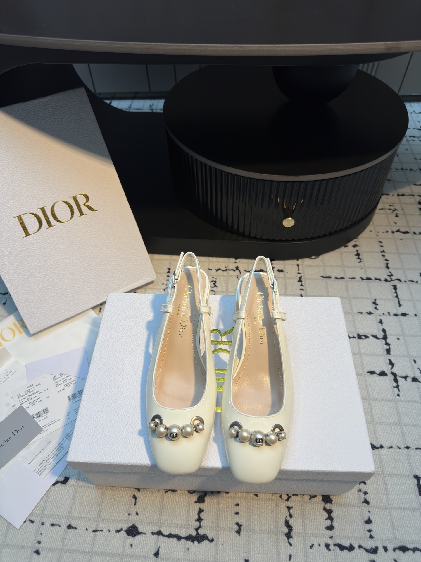 NO:265672,Dior | Dior 25 2025 early spring new product top version The counter mainly features new Dior Paris pearl buckle thick heel empty sandals with hard products on the new BS purchasing level!  Full of high-end feeling!  This is a popular model for bloggers at home and abroad. It is retro and fashionable and beautiful!  Official website main model★ Original custom cow patent leather/calf leather lining: imported sheepskin lining, original Italian leather outsole, heel height 6cm, size 35/41 (40.41 custom made without return or replacement), sandals, dior, dior, sandals, cowhide, sheepskin, Leather soles19860909Dior | 迪奥 25 2025早春新品 顶级版本 专柜主打新款Dior Paris 珍珠扣粗跟后空凉鞋硬货上新 BS代购级别！高级感十足！国内外博主刷爆的一款,复古又时髦 上脚美炸了！官网主推款★ 鞋面原版定制牛漆皮/小牛皮  内里: 进口羊皮里 大底原版意大利真皮大底 跟高6cm 码数35/41（40.41定做不退不换）,凉鞋,dior,dior,sandals,cowhide,sheepskin,Leather soles,Women's Shoes
