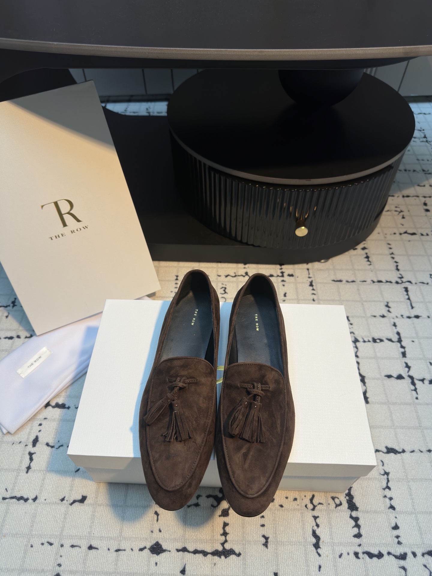 NO:262210,The Row's tassel loafers with this shoe at first sight. It looks good with a little retro flavor and it's easy to match it!  All major internet celebrity bloggers are wearing it. The whole shoe is very soft and easy to wear without scratching your feet. Simple and versatile style~ You can use heels as slippers for one shoe and kill two birds with one stone. Continuing the usual minimalist style, the non-lining structure makes the shoe body extremely light and sticking to the skin. The whole pair of shoes seems simple, but the process is difficult. It uses a full leather case packing process, made by the master, super waste, the foot is comfortable and soft and skin-friendly, and you can't worry about the feeling of the feet. It is necessary to wear it. If you don't wear it, you don't want to take it off. If you have high requirements for the feel of the feet, you can close your eyes and enter it. Fabric horsehair, inner/foot-pad sheepskin. Outsole: Full set of bag crafts tpu rubber sole. Size 35/40 (40 custom made without return or replacement), loafers, loafers, slippers, sheepskin19860909The Row一脚蹬套脚流苏乐福鞋 第一眼看到这个鞋子就爱上了,带点复古味随意搭配都好看！各大网红博主都在穿它,整个鞋子非常柔软,好穿不磨脚.简约百搭款~ 可以踩跟当拖鞋一鞋两用一举两得 延续了一贯极简风格,无内衬结构使得鞋身极其轻便贴肤,整双鞋子看似简单其实工艺很难,采用全皮套包制作工艺,老师傅制作,超级废料,上脚裸穿舒适柔软亲肤,脚感方面完全不可担心,好穿是必须的,穿若无穿的上脚体验,穿上就不想脱的款,对脚感要求高的闭眼入它 面料马毛 内里/垫脚羊皮 大底: 全套包工艺 tpu橡胶底 码数35/40（40定做不退不换）,乐福鞋,loafers,slippers,sheepskin,Women's Shoes