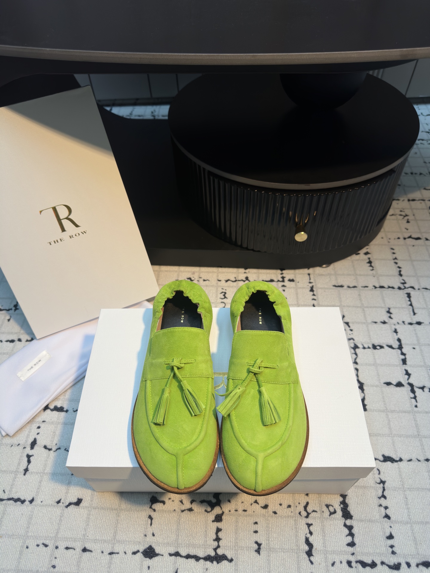 NO:244303,The Row's tassel loafers with this shoe at first sight. It looks good with a little retro flavor and it's easy to match it!  All major internet celebrity bloggers are wearing it. The whole shoe is very soft and easy to wear without scratching your feet. Simple and versatile style~ You can use heels as slippers for one shoe and kill two birds with one stone. Continuing the usual minimalist style, the non-lining structure makes the shoe body extremely light and sticking to the skin. The whole pair of shoes seems simple, but it is actually very difficult to make the process. It is made by a full leather case package, made by the master, super waste, the foot is comfortable and soft and skin-friendly, and you can't worry about the feeling of the feet. It is necessary to wear it. If you don't wear it, you don't want to take it off. If you have high requirements for the feel of the feet, you can close your eyes and enter it. Fabric ox leather, inner/foot-pad sheepskin. Size 35/40 (40 custom made, no return or replacement), loafers, slippers, sheepskin19860909The Row一脚蹬套脚流苏乐福鞋 第一眼看到这个鞋子就爱上了,带点复古味随意搭配都好看！各大网红博主都在穿它,整个鞋子非常柔软,好穿不磨脚.简约百搭款~ 可以踩跟当拖鞋一鞋两用一举两得 延续了一贯极简风格,无内衬结构使得鞋身极其轻便贴肤,整双鞋子看似简单其实工艺很难,采用全皮套包制作工艺,老师傅制作,超级废料,上脚裸穿舒适柔软亲肤,脚感方面完全不可担心,好穿是必须的,穿若无穿的上脚体验,穿上就不想脱的款,对脚感要求高的闭眼入它 面料牛猄皮 内里/垫脚羊皮 码数35/40（40定做不退不换）,乐福鞋,loafers,slippers,sheepskin,Women's Shoes