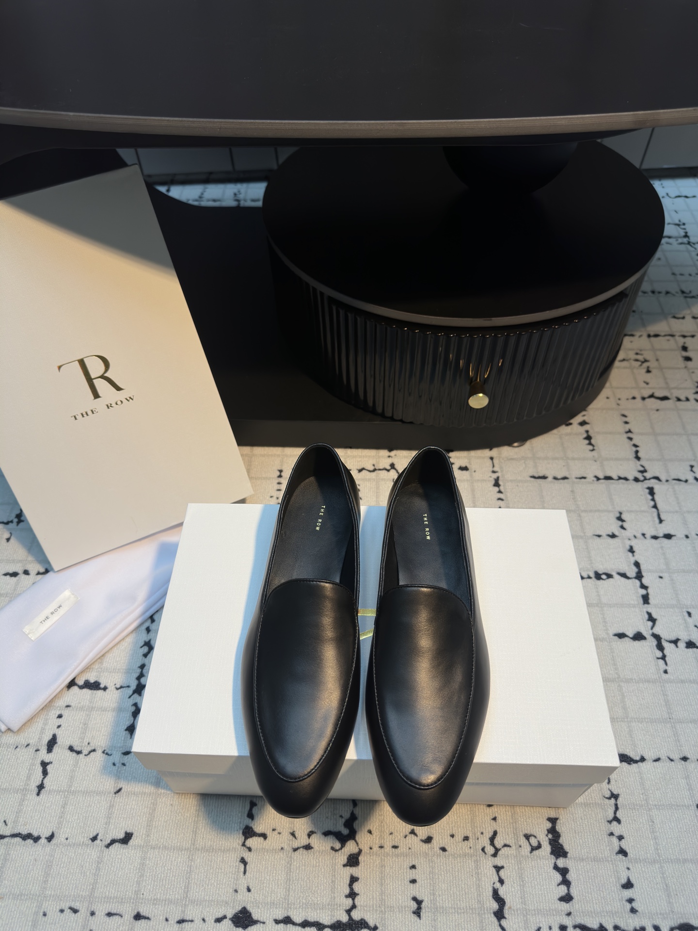 NO:244298,The Row 25ss new spring and summer loafers single shoes I fell in love with this shoe at first sight. It looks good with a little retro flavor and a casual combination!  All major internet celebrity bloggers are wearing it. The whole shoe is very soft and easy to wear without scratching your feet. Simple and versatile style~ Continuing the usual minimalist style, the no-liner structure makes the shoe body extremely light and sticking to the skin. The whole pair of shoes seems simple but it is difficult to craft. It uses a full leather case package, made by the master, super waste, the top of the feet is comfortable and soft and skin-friendly, and you can't worry about the feeling of the feet. It is necessary to wear it. If you don't wear it, you don't want to take it off. If you have no wearing, you don't want to take it off. If you have high requirements for the feel of the feet, you can close your eyes and enter it. Fabric imported suede/original custom imported vegetable tanned sheepskin Inner/foot pad imported grain sheepskin Outsole: Italian genuine leather outsole Size 35/40 (40 custom made without return or replacement), single shoes, loafers, sheepskin, chamois leather, Leather soles19860909The Row 25ss 春夏季新款 乐福鞋 单鞋 第一眼看到这个鞋子就爱上了,带点复古味随意搭配都好看！ 各大网红博主都在穿它,整个鞋子非常柔软,好穿不磨脚.简约百搭款~ 延续了一贯极简风格,无内衬结构使得鞋身极其轻便贴肤,整双鞋子看似简单其实工艺很难 采用全皮套包制作工艺,老师傅制作,超级废料,上脚裸穿舒适柔软亲肤,脚感方面完全不可担心,好穿是必须的 穿若无穿的上脚体验,穿上就不想脱的款,对脚感要求高的闭眼入它 面料进口麂皮/原版定制进口植鞣羊皮 内里/垫脚进口粒面羊皮 大底: 意大利真皮大底 码数35/40（40定做不退不换）,单鞋,loafers,sheepskin,chamois leather,Leather soles,Women's Shoes