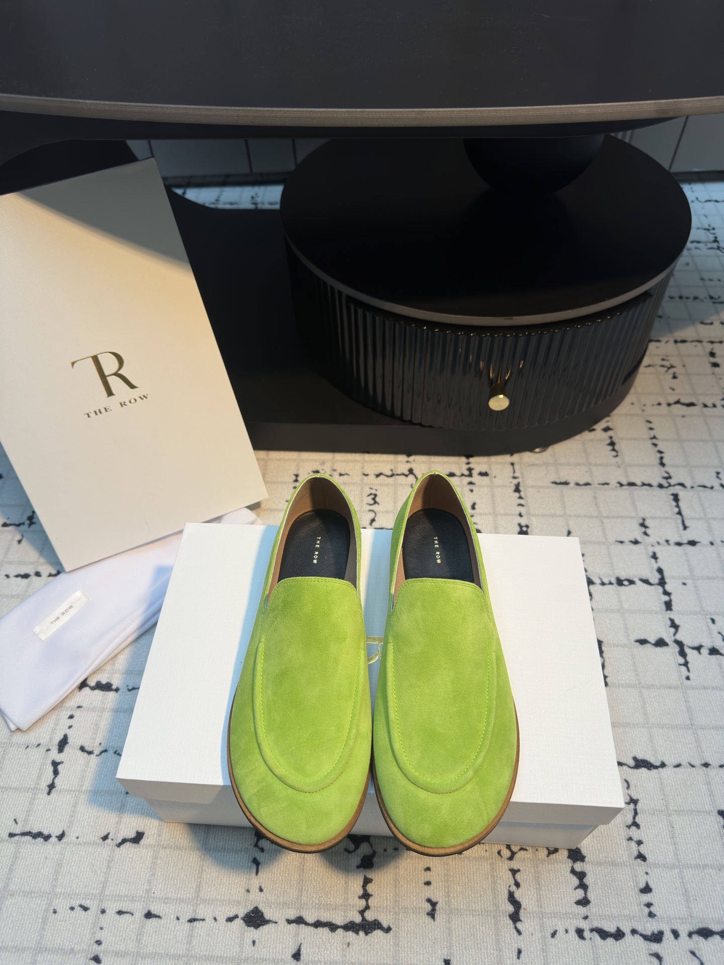 NO:241690,The Row 25ss new spring and summer loafers single shoes I fell in love with this shoe at first sight. It looks good with a little retro flavor and a casual combination!  All major internet celebrity bloggers are wearing it. The whole shoe is very soft and easy to wear without scratching your feet. Simple and versatile style~ Continuing the usual minimalist style, the non-lined structure makes the shoe body extremely light and sticking to the skin. The whole pair of shoes seems simple but it is difficult to craft. It uses a full leather case package, made by the master, super waste, the top is comfortable and soft and skin-friendly, and you can't worry about the feeling of the feet. It is necessary to wear it. If you don't wear it, you don't want to take it off. If you have to wear it, you don't want to take it off. If you have high requirements for the feel of the feet, you can close your eyes and enter it. Fabric imported suede/original custom imported vegetable tanned sheepskin inner/foot pad imported grain sheepskin Size 35/40 (40 custom made without return or replacement), loafers, sheepskin, chamois leather19860909The Row 25ss 春夏季新款 乐福鞋 单鞋 第一眼看到这个鞋子就爱上了,带点复古味随意搭配都好看！ 各大网红博主都在穿它,整个鞋子非常柔软,好穿不磨脚.简约百搭款~ 延续了一贯极简风格,无内衬结构使得鞋身极其轻便贴肤,整双鞋子看似简单其实工艺很难 采用全皮套包制作工艺,老师傅制作,超级废料,上脚裸穿舒适柔软亲肤,脚感方面完全不可担心,好穿是必须的 穿若无穿的上脚体验,穿上就不想脱的款,对脚感要求高的闭眼入它 面料进口麂皮/原版定制进口植鞣羊皮 内里/垫脚进口粒面羊皮 码数35/40（40定做不退不换）,乐福鞋,loafers,sheepskin,chamois leather,Women's Shoes