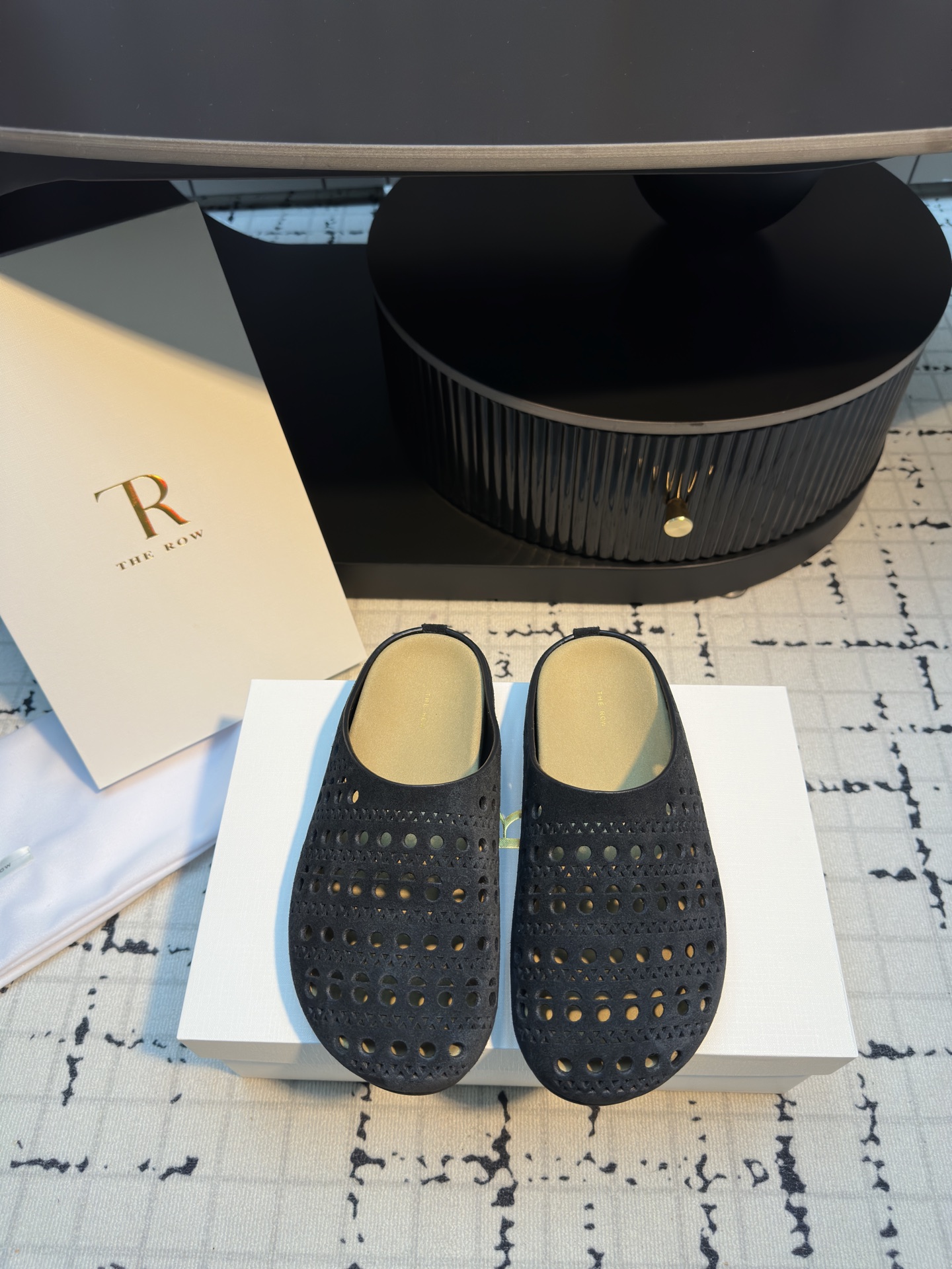 NO:482059,Purchase level The Row 25ss new Baotou Tow Birkendo I fell in love with this shoe at first sight. It looks good with a little retro flavor and is always minimalist. It has no logo embellishment. Simple is high-end. This is definitely a must-have item for fashionable women!  The whole pair of shoes seems simple, but the craftsmanship is difficult. It is made by a full leather case bag, made by the master, super waste, it is comfortable, soft and skin-friendly to wear on your feet. You should not worry about the feeling of your feet. It is inevitable to wear it. If you don’t wear it, you don’t want to take it off when wearing it. If you have high requirements for the feel of your feet, you can close your eyes and enter it. It is simple and versatile!  High mercerized sheep velvet imported from the fabric, delicate and soft, very comfortable and soft, sample mold opening and large bottom, 35/40 (40 custom made without return or replacement) Note that this model has two versions 240, 260, different manufacturers, half drag19860909代购级 The Row 25ss新款包头拖 勃肯拖 第一眼看到这个鞋子就爱上了,带点复古味随意搭配都好看,一贯极简风格,没有任何logo点缀,简单即是高级,这款绝对是时髦女性的必备单品！ 整双鞋子看似简单其实工艺很难,采用全皮套包制作工艺,老师傅制作,超级废料,上脚裸穿舒适柔软亲肤,脚感方面完全不可担心,好穿是必然的,穿若无穿的上脚体验,穿上就不想脱的款,对脚感要求高的闭眼入它,简约百搭款！ 面料进口高丝光羊反绒,手感细腻柔软,非常舒适柔软,样板开模大底 码数35/40（40定做不退不换） 注意此款有俩种版本240,260,不同厂家,半拖,Women's Shoes