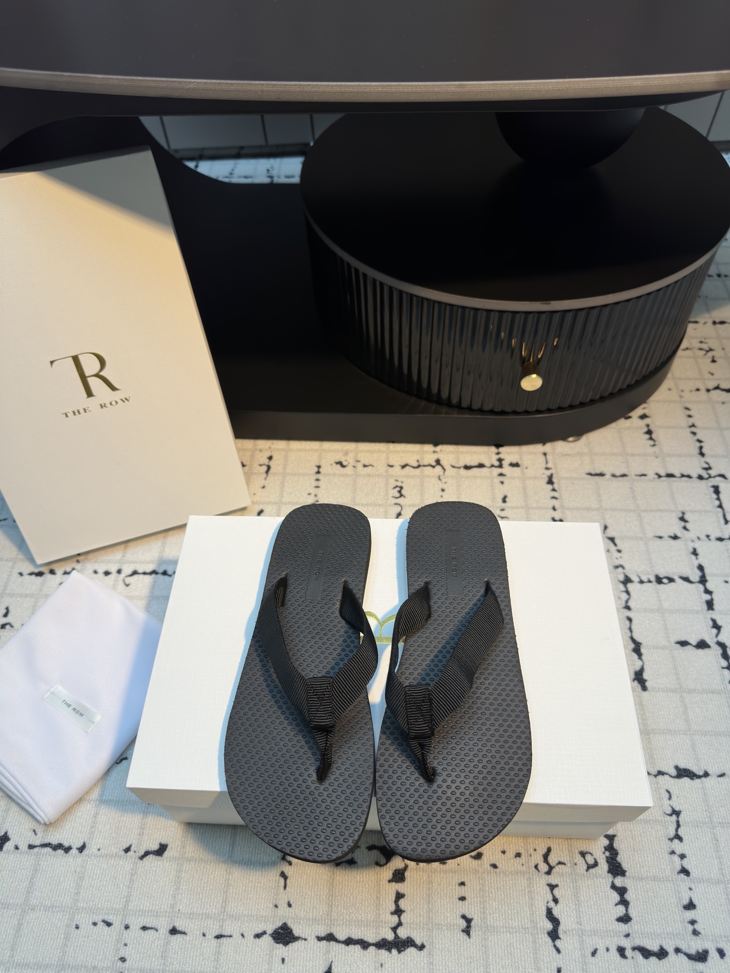 NO:241678,The Row 2025 early spring flip flops show a comfortable and simple outfit! The new Dune flip flops sandals, the clips are made of grosgrain cotton, and are equipped with textured footbeds and lightweight rubber soles. Through the reinterpretation of the classic style, the new color scheme is used to inject new vitality into the brand!  Size 35/40 (40 custom made without return or exchange), split-toe shoes, sandals19860909The Row 2025早春系列人字拖展示了舒适自在的简约感穿搭! 新款 Dune人字拖凉鞋,夹脚采用罗缎棉质制成,并配有纹理感鞋床和轻质橡胶鞋底. 通过对经典款式的重新诠释,采用新配色为品牌注入新活力！ 码数35/40（40定做不退不换）,分趾鞋,sandals,Women's Shoes