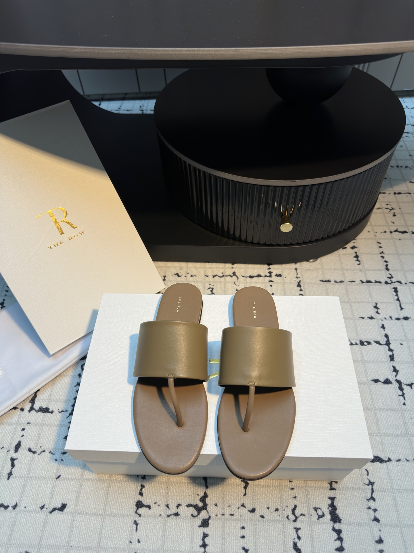 NO:244289,TheRow25s spring and summer new style Roman clip-toe sandals Wow!  The classic minimalist style is back!  There is no exaggerated design overall, and the very thin toe clip design will not feel uncomfortable when worn. All the shoes are made of full leather, which is a more comfortable fit and material. If you look at it in a magnifying way, the pure natural texture of the upper has also been preserved!  The feet are full of coolness!  Very suitable for summer!  Material sheepskin, inner sheepskin, outsole, imported from Italy, size 35/40 (40 custom made, no return or exchange), split-toed shoes, sandals, sheepskin, Leather soles19860909TheRow25s春夏新款 罗马夹趾凉鞋 哇哦！经典的极简风回来了！整体都没有浮夸的设计,很细的夹趾设计穿旧了也不会不舒服哦,鞋子全部都是有全皮制作,是越穿越舒服的版型以及用料的,放大看,鞋面的纯天然自然的肌理感也保留了下来！上脚清凉满满！很适合夏天哦！ 材质羊皮 内里羊里 大底意大利进口真皮大底 码数35/40（40定做不退不换）,分趾鞋,sandals,sheepskin,Leather soles,Women's Shoes