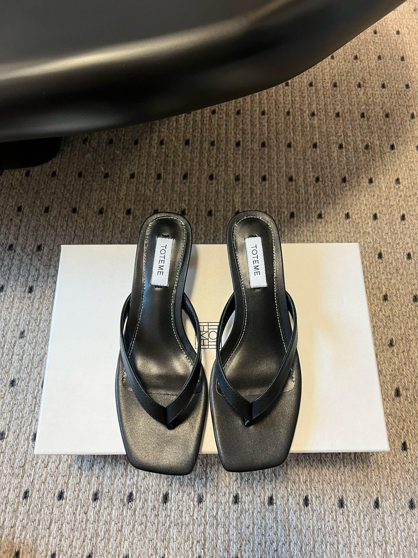 NO:407705,Toteme 25ss French kitten and foot-clip strokes to carry French elegance to the end. This year, another pair of foot-clips will be together this summer!  Toteme This pair of cat heels is the most elegant design. The inside of the shoe is very soft and a very Korean pair of small shoes. Cowhide upper, genuine leather, heel height 3cm, size 35/40 (40 custom made, no return or exchange), split-toe shoes, cowhide, Leather soles19860909toteme 25ss法式小猫跟夹脚拖 将法式优雅进行到底 今年再来一双夹脚这个夏天就齐活了！toteme这双猫跟是设计最优雅的了,鞋内很软,很韩的一对小鞋子 鞋面牛皮 大底真皮大底 跟高3cm 码数35/40（40定做不退不换）,分趾鞋,cowhide,Leather soles,Women's Shoes