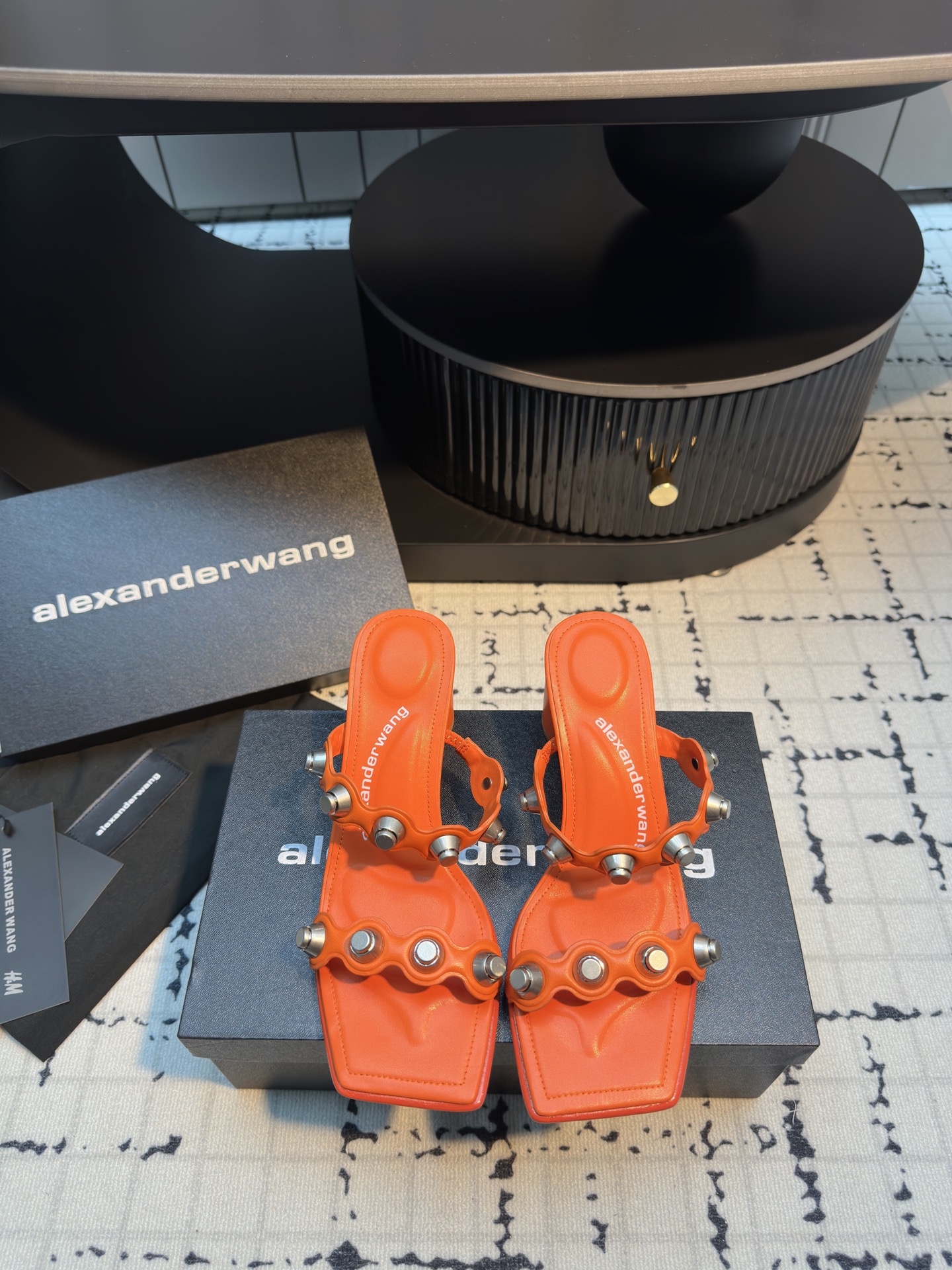 NO:407702,Purchase grade Alexande* Wang 25ss Spring and summer latest cut heel high heel sandals, personalized and elegant style, super textured, love, love, this model is simple and fashionable and comfortable to wear, an indispensable model in summer presents a brand new iconic outline. This shoe is made of soft leather, hollow heels, hardware logo, upper cowhide/original mold opening button nails, inner sheepskin, sole Italian leather outsole, size 35/40 (40 custom made, no return or replacement), high heels, alexander wang, high heels, slippers, cowhide, sheepskin, Leather soles19860909代购级 Alexande* Wang 大王 25ss 春夏最新款切跟高跟凉拖鞋 个性御姐风 超有质感 爱了爱了 该款设计简约上脚时尚舒服 夏季不可缺少的一款大王呈现焕然一新的标志性轮廓.这款鞋履由柔软皮制成镂空鞋跟搭配五金件徽标 鞋面牛皮/原版开模钮钉 内里羊皮里 鞋底意大利真皮大底 码数35/40（40定做不退不换）,高跟鞋拖鞋,alexander wang,high heels,slippers,cowhide,sheepskin,Leather soles,Women's Shoes