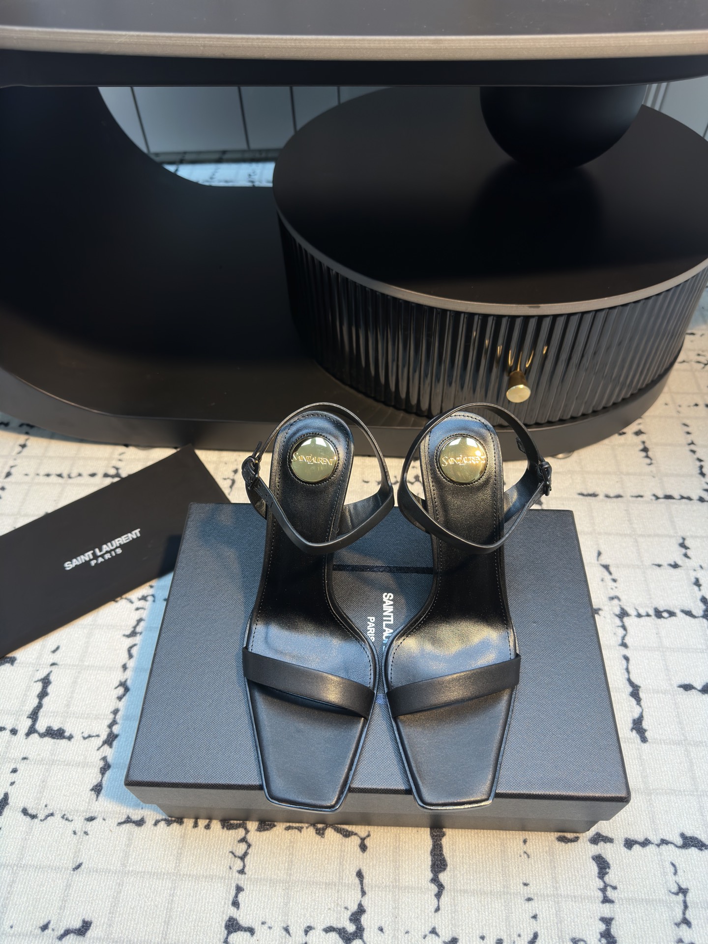 NO:243674,saint laurent 25ss ysl strap sandals. The feet are very stable and super heeled, so feel free to enter!  The heel is customized with a re-open mold, with an exclusive heel, and the height is the same as the original product, and the various versions are incorrect!  High-end sexy, ysl is still the best understanding of women. Upper calfskin sheepskin heel height 11cm sole Italian leather outsole size 35/40 (40 custom made without return or replacement), sandals, saint laurent, saint laurent, sandals, cowhide, sheepskin, Leather soles19860909saint laurent 25ss ysl 一字带凉鞋 上脚特别稳,超跟脚,放心入！鞋跟是重新开模定制的,独家的鞋跟,高度与正品一致区别各种不对版！高级的性感,ysl 还是最懂女人 鞋面小牛皮 羊皮里 跟高11cm 鞋底 意大利真皮大底 码数35/40（40定做不退不换）,凉鞋,saint laurent,saint laurent,sandals,cowhide,sheepskin,Leather soles,Women's Shoes