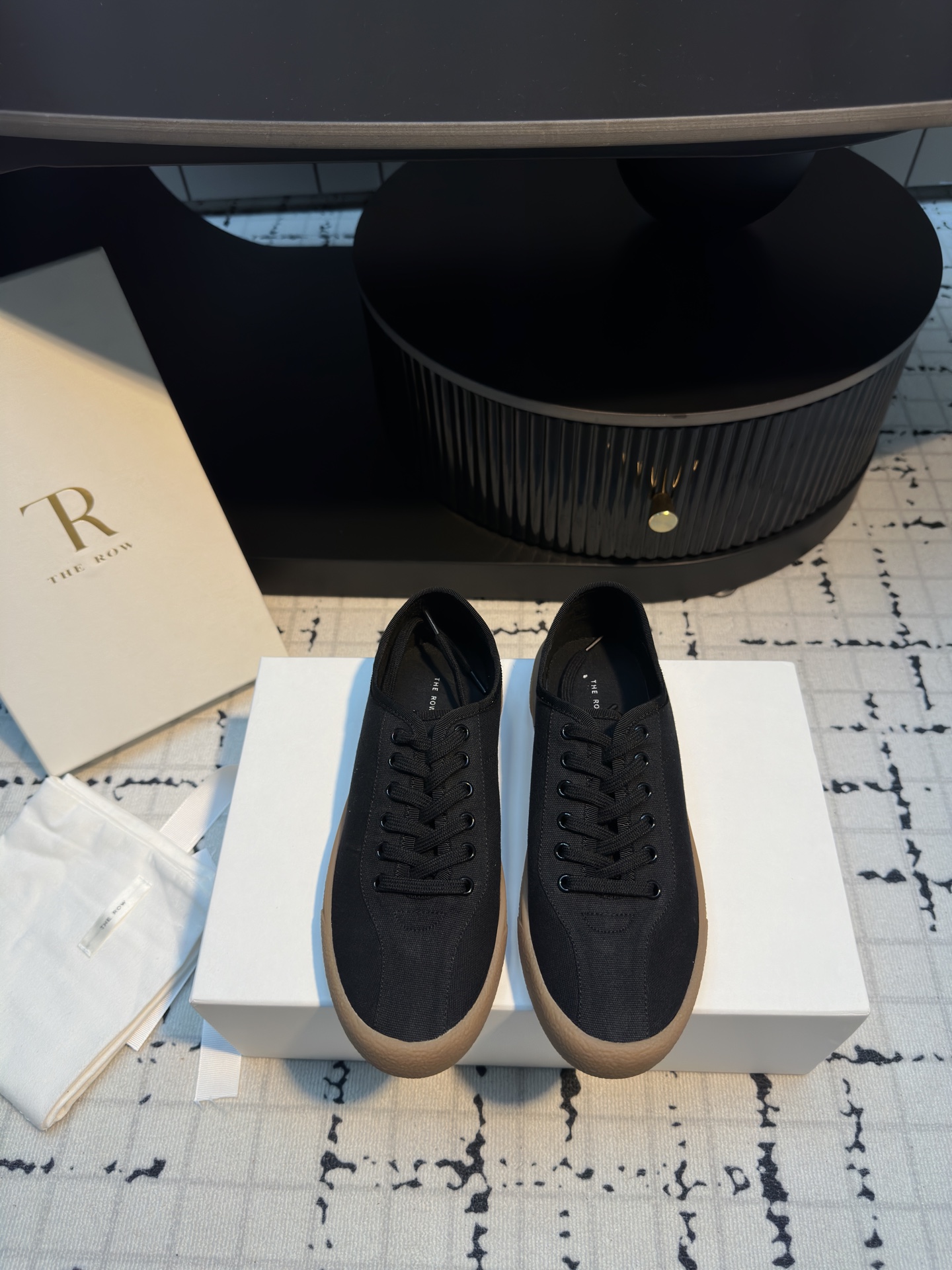 NO:244277,the row 2025 spring and summer new white shoes, simple and high-end, pure color texture, smooth lines outline casual outline, rubber sole calmly, retro charm and modern fashion, showing unique taste in low-key, super comfortable on the upper ZP molded sand washing and encrypted pure cotton cloth, inner ZP molded polyester suede fiber, outsole ZP replica outsole, size 35/40 (40 custom made, no return or replacement), casual shoes/sports shoes, sneakers19860909the row 2025春夏新款小白鞋 简约即高级 纯色质感纯粹 搭配流畅线条勾勒随性轮廓 橡胶鞋底沉稳托衬 复古韵味与现代时髦完美融合 低调中彰显独到品味 上脚超舒适 鞋面ZP开模砂洗加密纯棉布 内里ZP开模涤纶绒面纤维 大底ZP复刻大底 码数35/40（40定做不退不换）,休闲鞋/运动鞋,sneakers,Women's Shoes