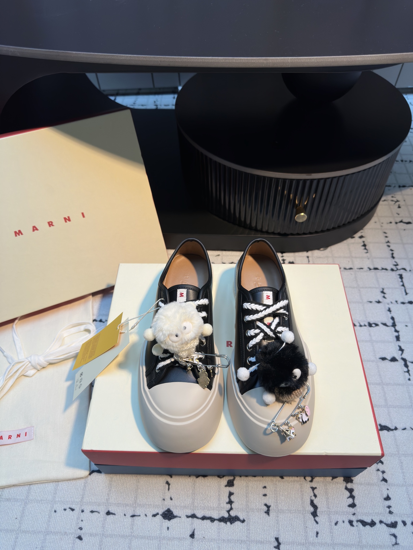 NO:705720,| Mani big-headed doll buckle bear thick-soled shoes, invincible and versatile little white shoes ~ fashionable and stylish [4.5cm increased outsole] very light and soft ~ very comfortable on the foot ~ great foot feel ~ no grinding or jamming ~ walking is not tiring at all ~ daily travel ~ all year round ~ the king of high-end versatile... imported cowhide for the upper, water-dyed cowhide for the lining, high-elastic pu foam for the foot pads + mixed sheepskin one-piece injection for the outsole, exclusive original molding 1:1  Natural rubber ~ good wear-resistance and bending strength; yellow rubber on the waistband ~ not easy to change color ~ up to O standard; PU foam for the foot bed; women's model 34/41 (34.40.41 customized, non-refundable and non-exchangeable); men's model 39/46 (45.46, customized, non-refundable and non-exchangeable). Note the buckle bear +15, casual shoes/sports shoes, sneakers, cowhide, sheepskin19860909|玛尼大头娃娃扣熊厚底鞋 宇宙无敌百搭小白鞋～时髦又洋气【4.5cm增高大底】很轻很软～上脚非常舒适～脚感超级好～完全不磨脚不卡脚～走路一点都不累～日常出行～一年四季～高级百搭之王… 鞋面进口牛皮 内里水染牛皮 脚垫高弹pu发泡＋挂混种羊皮一体射出 大底独家开模原版1:1  天然橡胶～耐磨曲折强度好 围条耐黄橡胶～不易变色～可达O标标准 脚床PU发泡 女款34/41（34.40.41定做不退不换） 男款39/46（45.46定做不退不换） 注意如图扣熊+15,休闲鞋/运动鞋,sneakers,cowhide,sheepskin,Women's Shoes