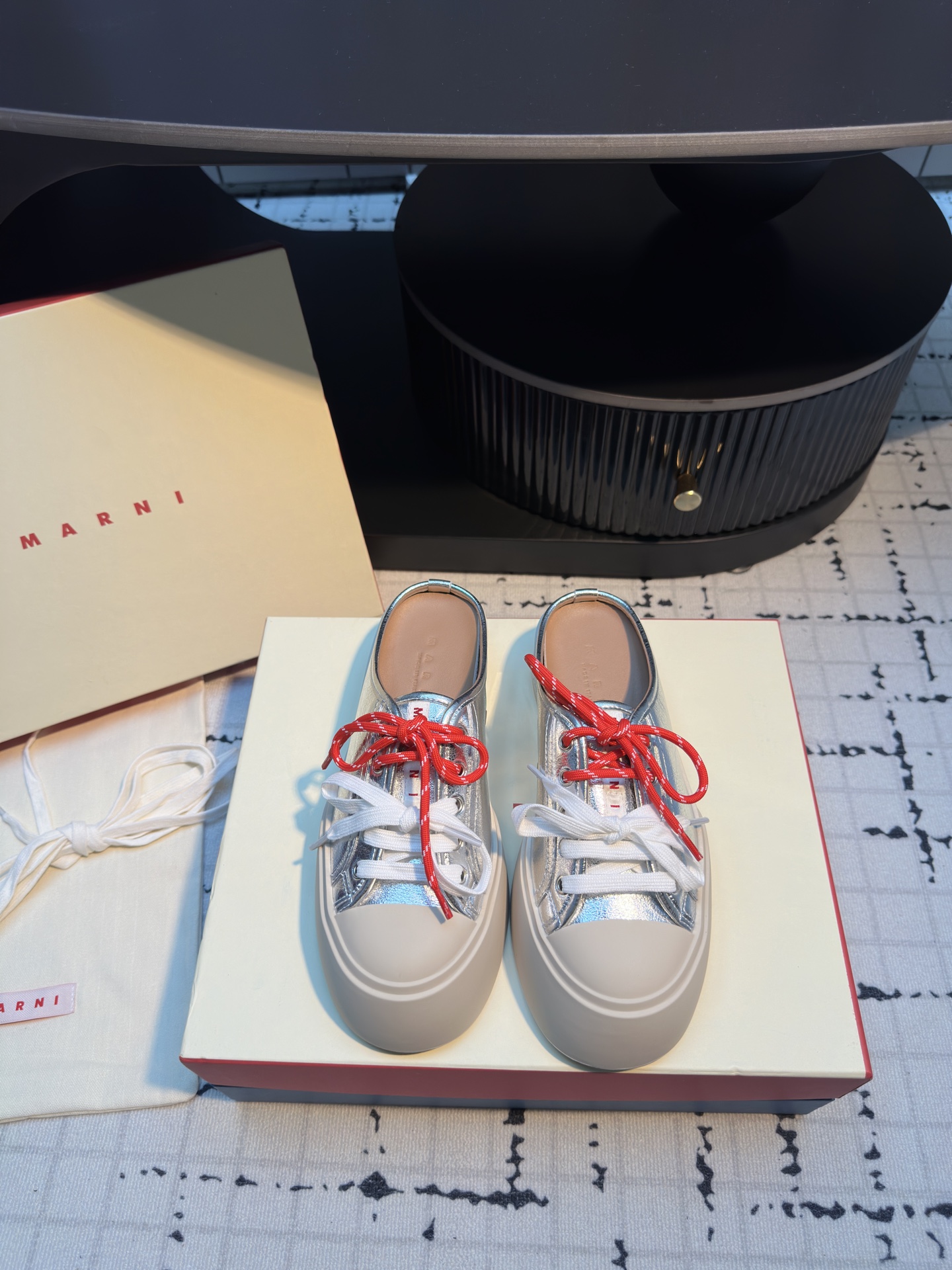 NO:705727,| Mani big-head doll thick-soled half-flop, invincible and versatile little white shoes ~ fashionable and stylish [4.5cm increased outsole] is very light and soft ~ very comfortable on the feet ~ the foot feels super good ~ does not grind the feet and does not jam ~ walking is not tiring at all ~ daily travel ~ all year round ~ the king of high-end versatile... Imported cowhide for the upper, water-dyed cowhide for the lining, high-elastic pu foam for the foot pads + mixed sheepskin one-piece injection for the outsole, exclusive original molding 1:1  Natural rubber ~ good wear-resistance and bending strength; yellow-resistant rubber on the skirt ~ not easy to change color ~ up to O standard; PU foam for foot bed; women's model 34/41 (34.40.41 customized, non-refundable and non-exchangeable); men's model 39/46 (45.46, customized, non-refundable and non-exchangeable), half drag, cowhide, sheepskin19860909|玛尼大头娃娃厚底半拖 宇宙无敌百搭小白鞋～时髦又洋气【4.5cm增高大底】很轻很软～上脚非常舒适～脚感超级好～完全不磨脚不卡脚～走路一点都不累～日常出行～一年四季～高级百搭之王… 鞋面进口牛皮 内里水染牛皮 脚垫高弹pu发泡＋挂混种羊皮一体射出 大底独家开模原版1:1  天然橡胶～耐磨曲折强度好 围条耐黄橡胶～不易变色～可达O标标准 脚床PU发泡 女款34/41（34.40.41定做不退不换） 男款39/46（45.46定做不退不换）,半拖,cowhide,sheepskin,Women's Shoes